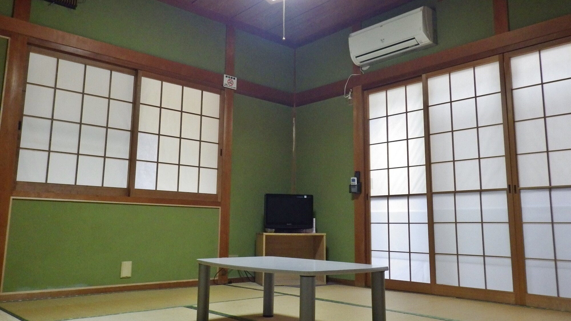 * [Room] This is an example of a Japanese-style room. It is a simple room. The bathroom and toilet are shared.