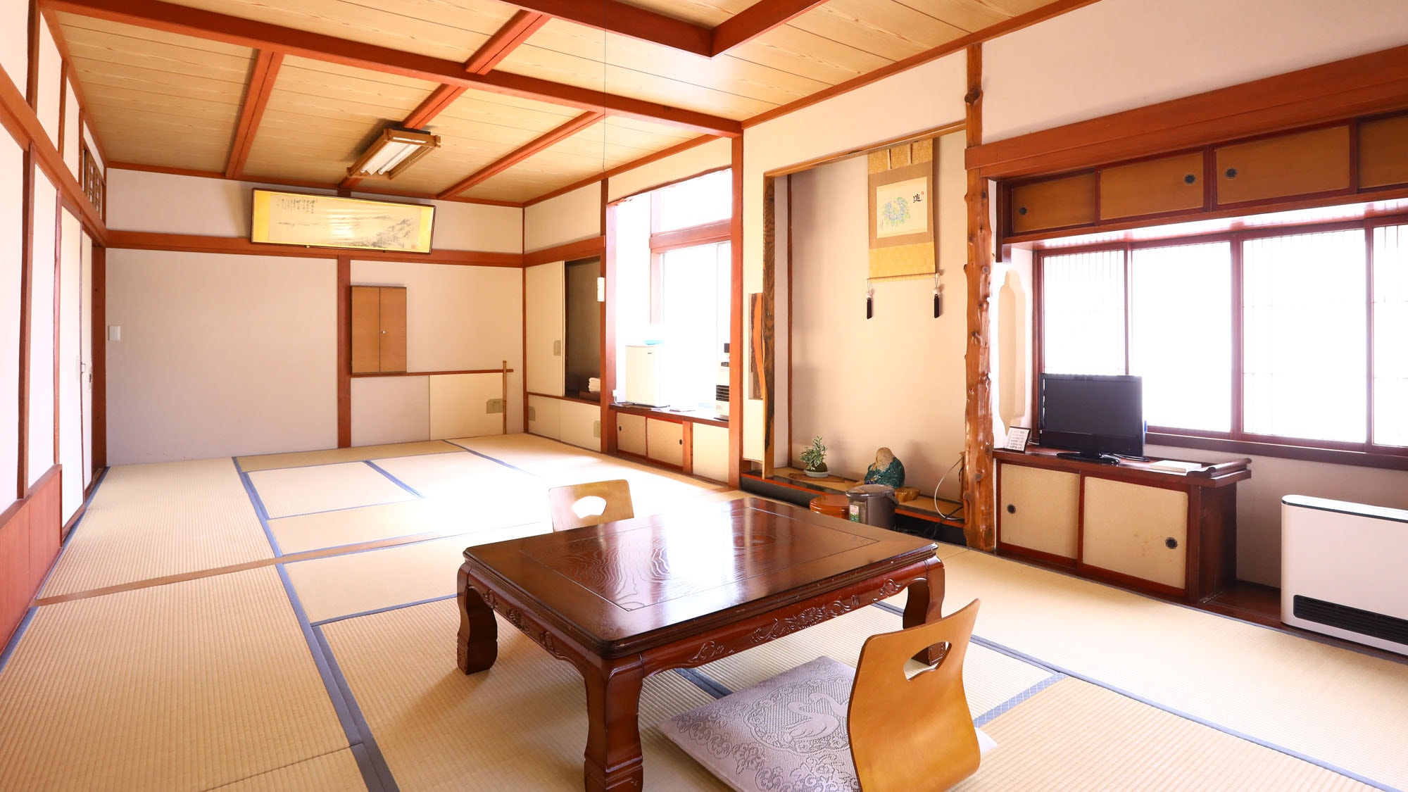 [Japanese-style room 18 tatami mats] A spacious room that can be used luxuriously
