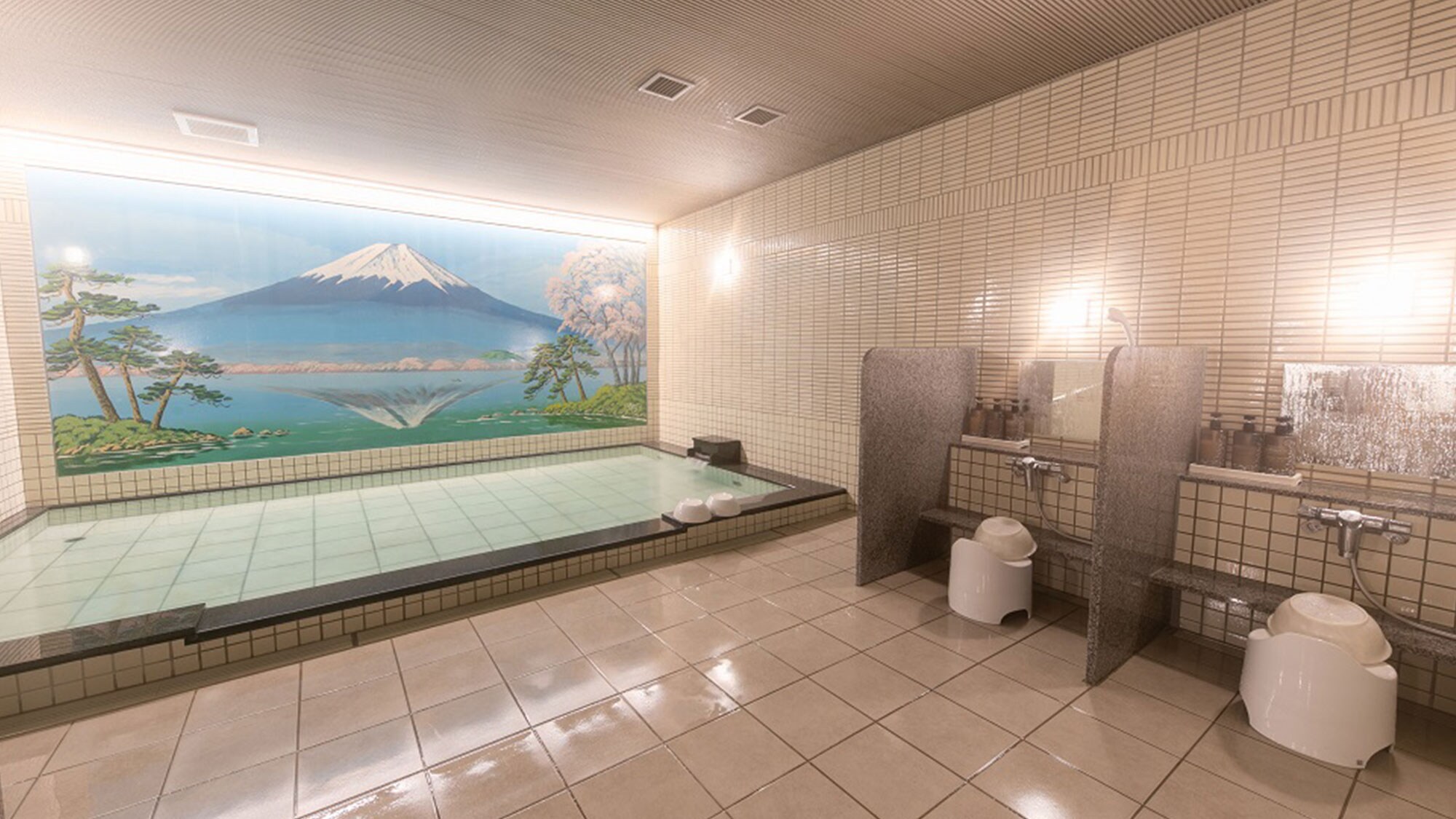 Large public bath [1st floor] A large public bath with a relaxing picture of Mt. Fuji