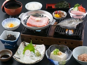 Breakfast is a Japanese set menu. The two-burner stove allows you to cook bacon and eggs and dried horse mackerel to your liking, which is very popular.