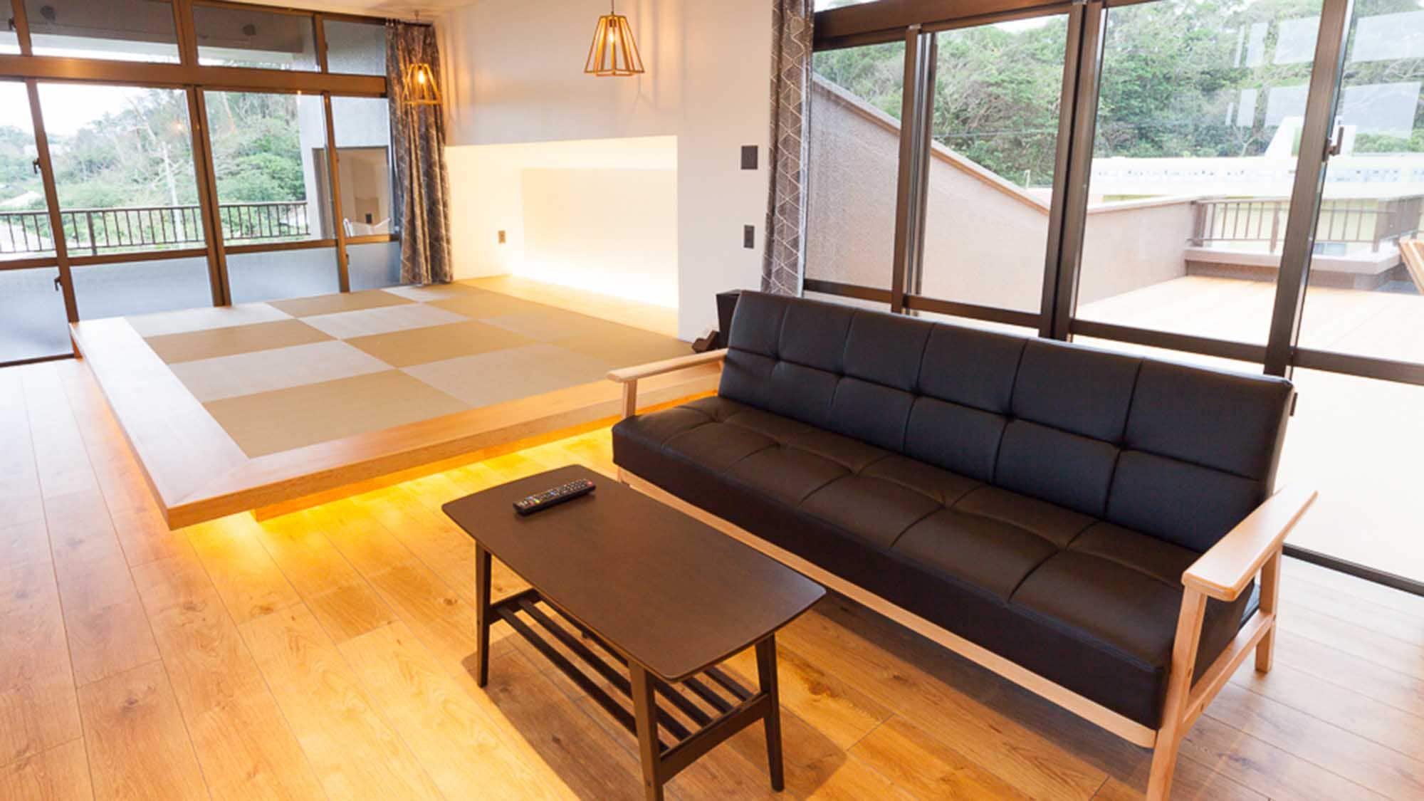 ・ In addition to the sofa, a slightly raised tatami space is also available in the room.