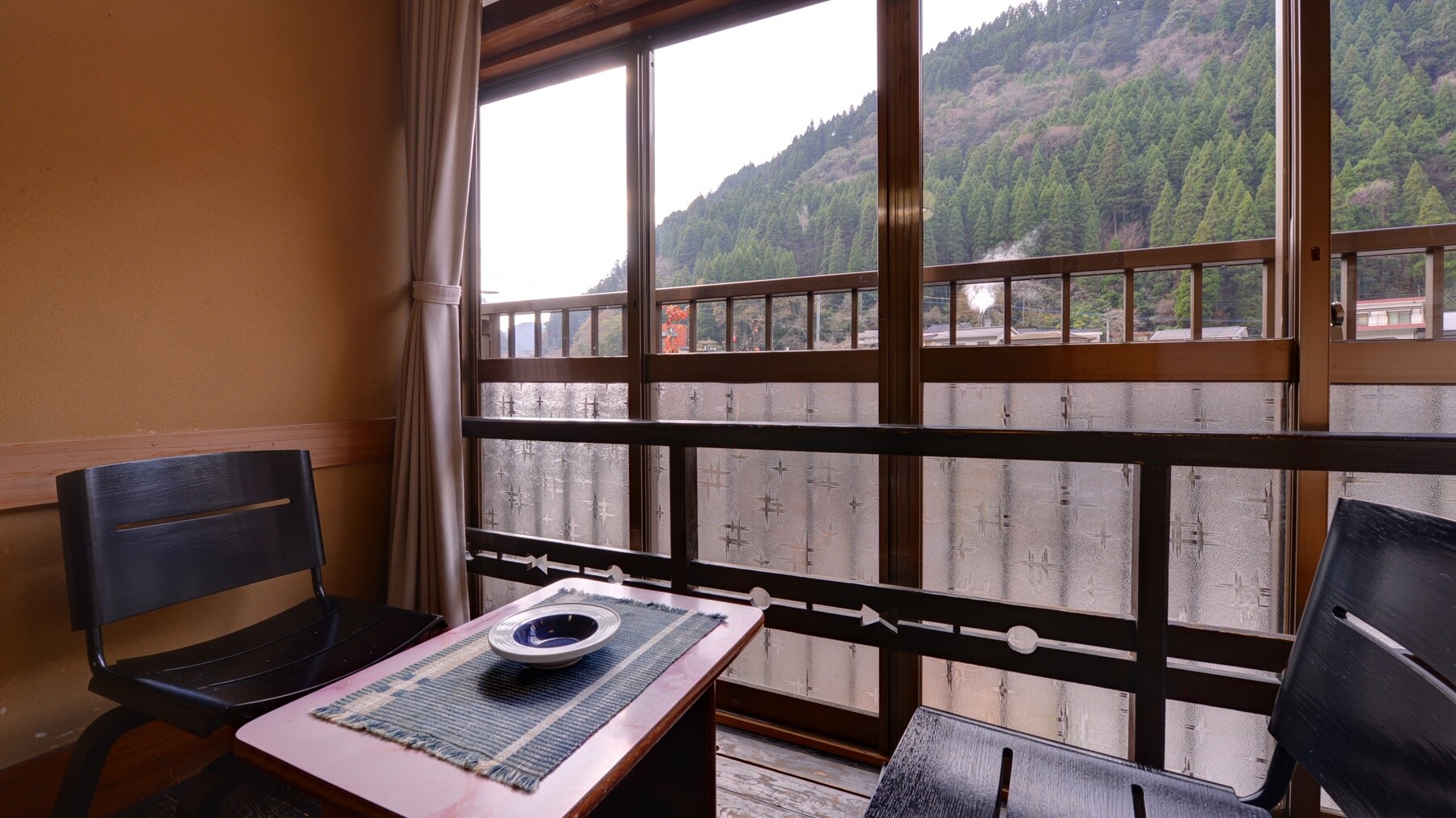 * Omakase Japanese-style room 8 tatami mats (example of guest room) / Sit on a chair on the porch and listen to the murmuring of the Tsuetate River.