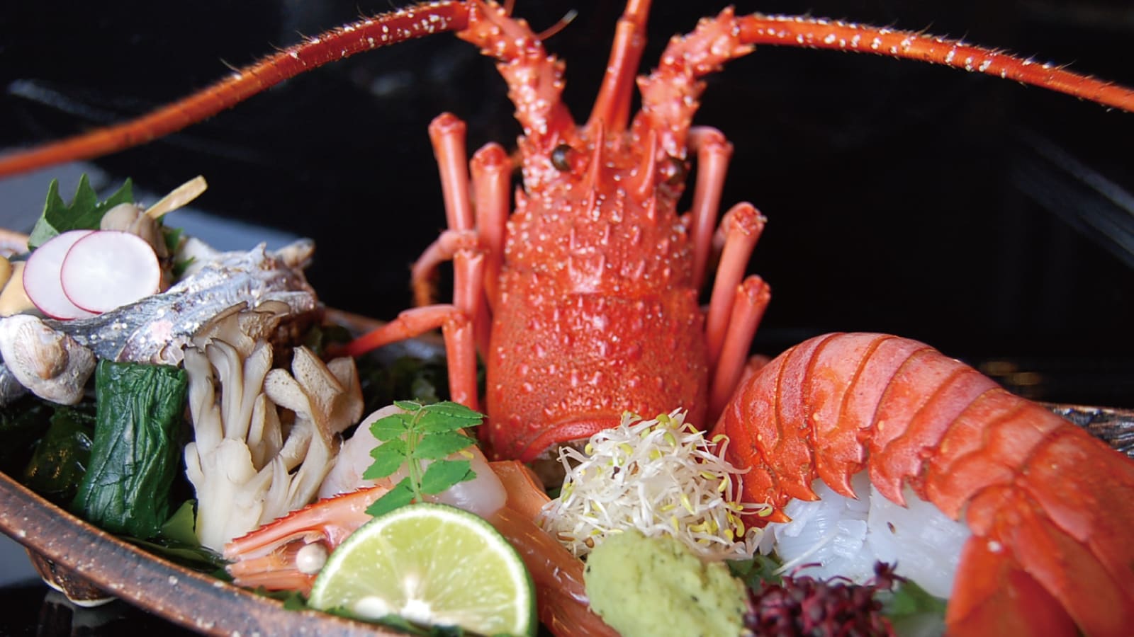 Sashimi tôm hùm nguyên con, vỏ sò và tôm đỏ nguyên con (ví dụ)