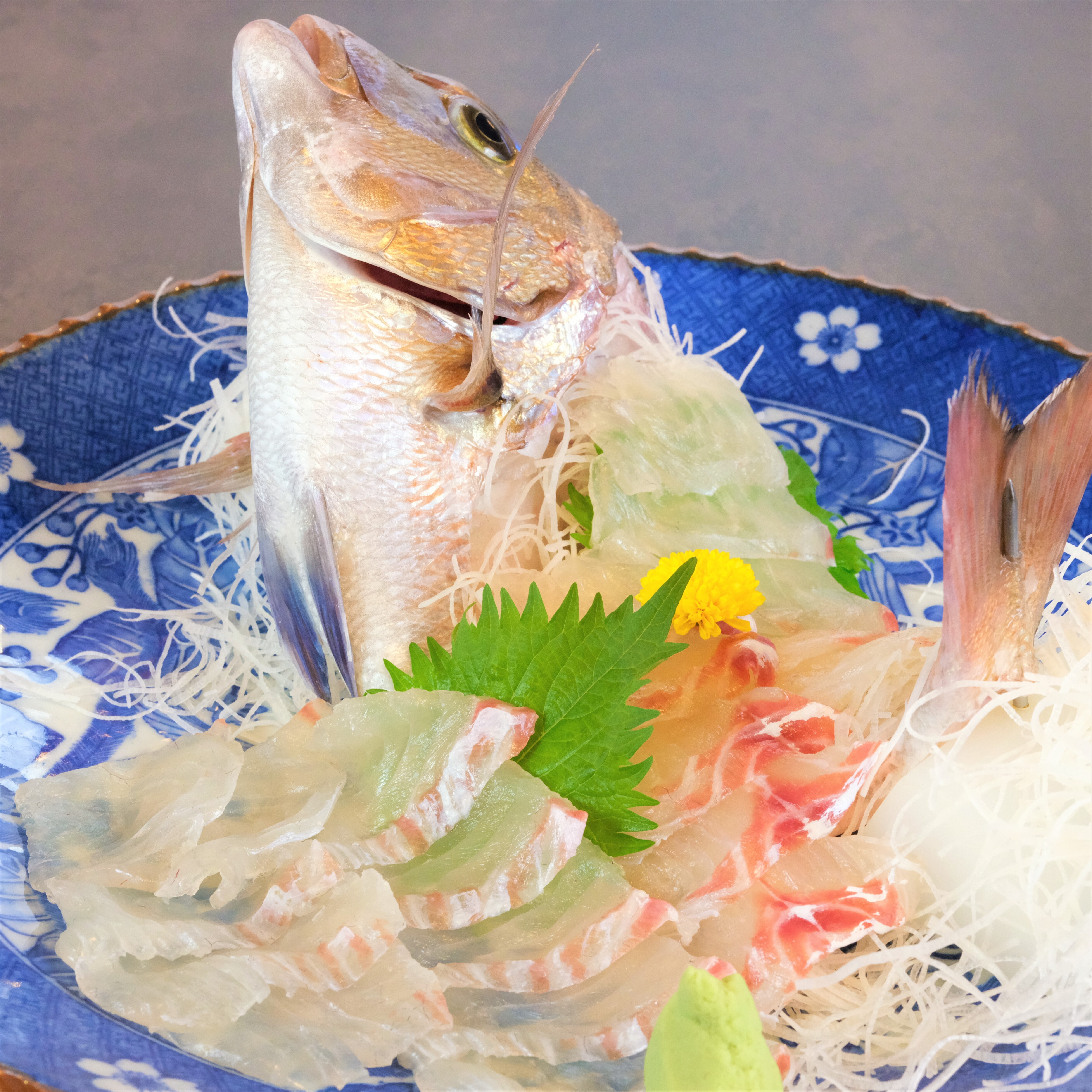 It is a red sea bream sashimi that we carefully raised.