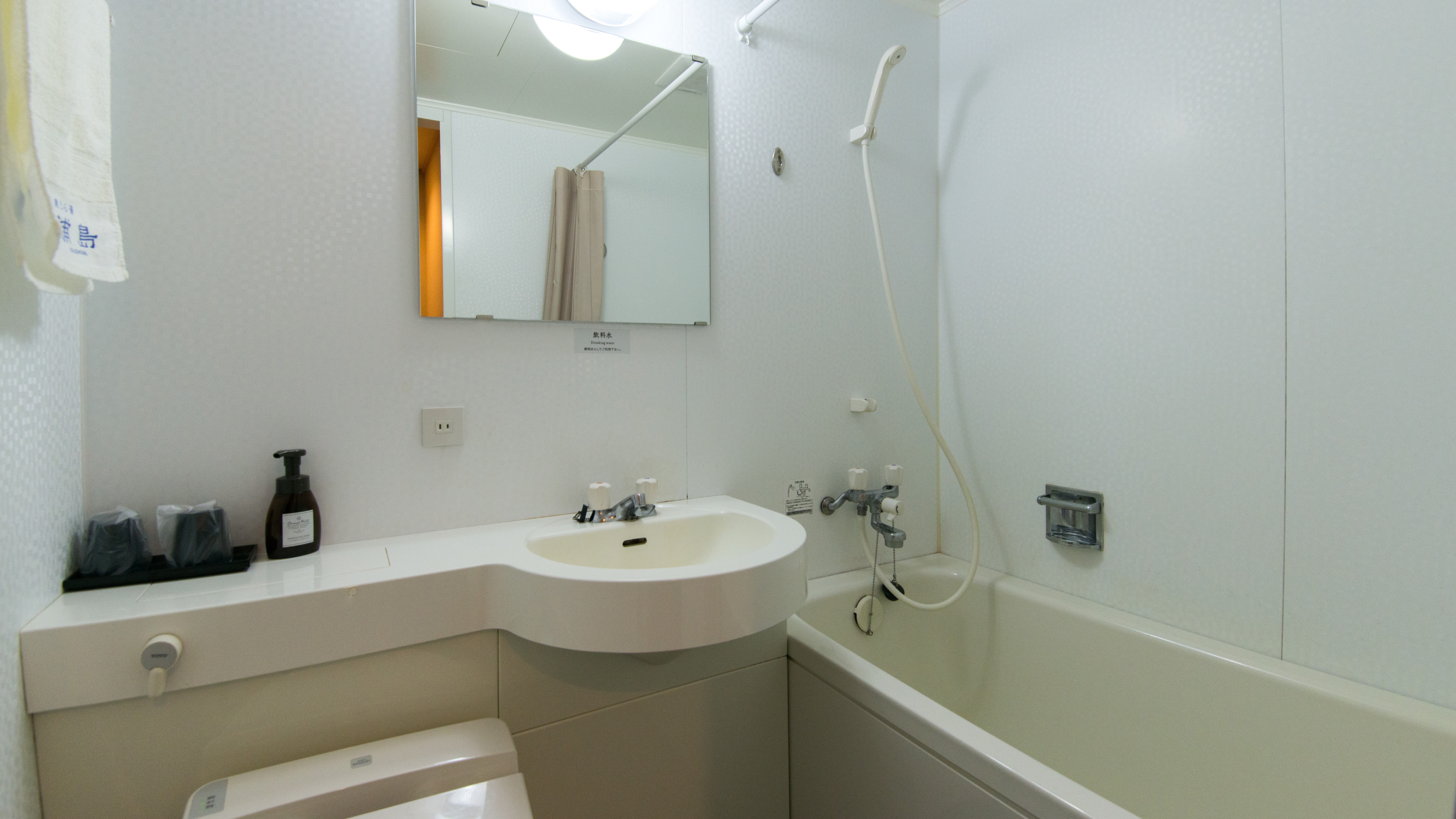 Annex: Japanese-style room of 8 tatami mats (with bath and toilet) - Unit bath.