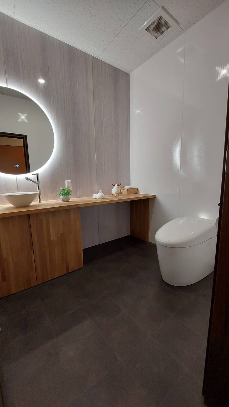 Shared toilet (women's)