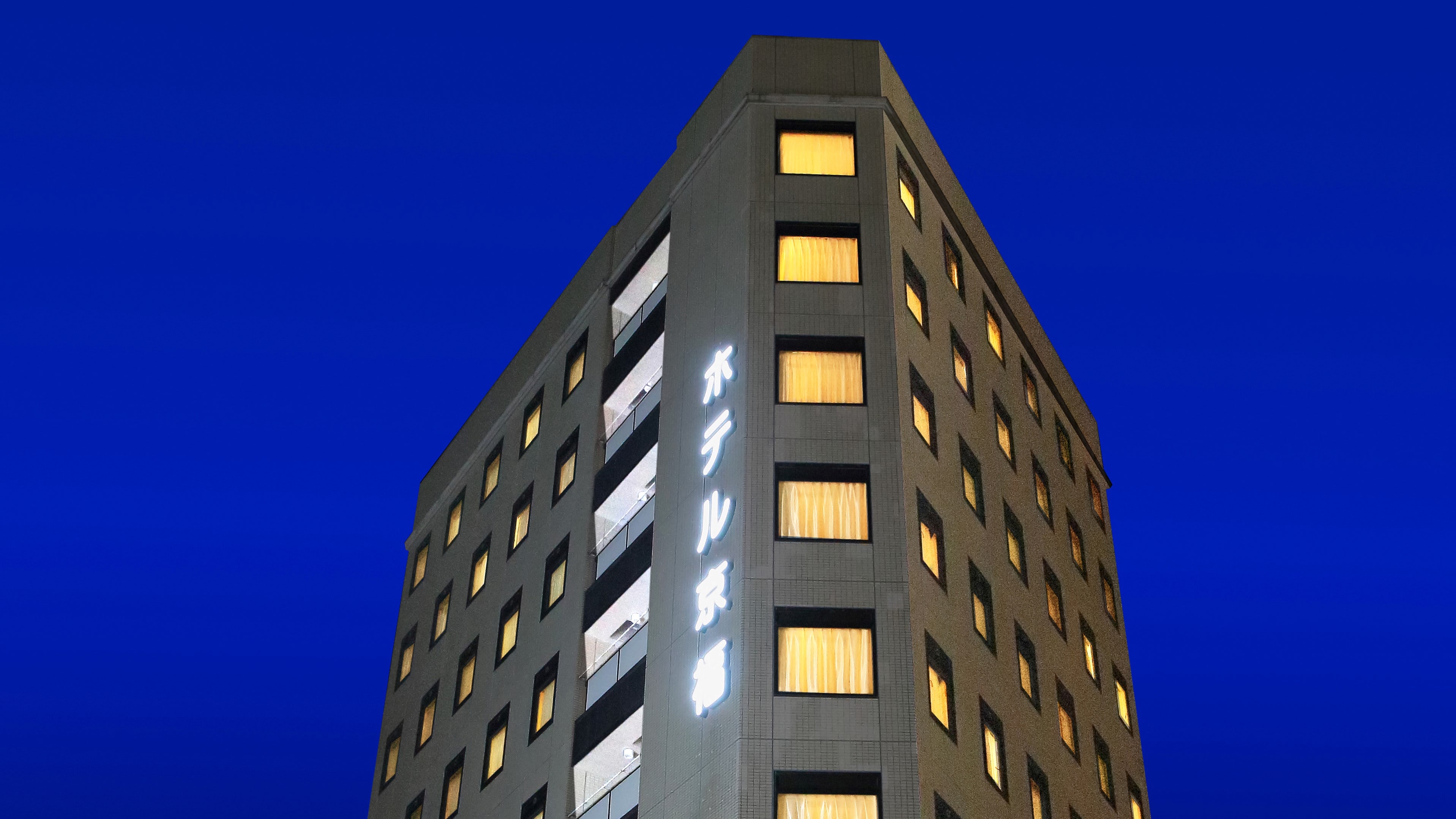 Bagian luar Hotel Keifuku Stasiun Fukui (malam hari)