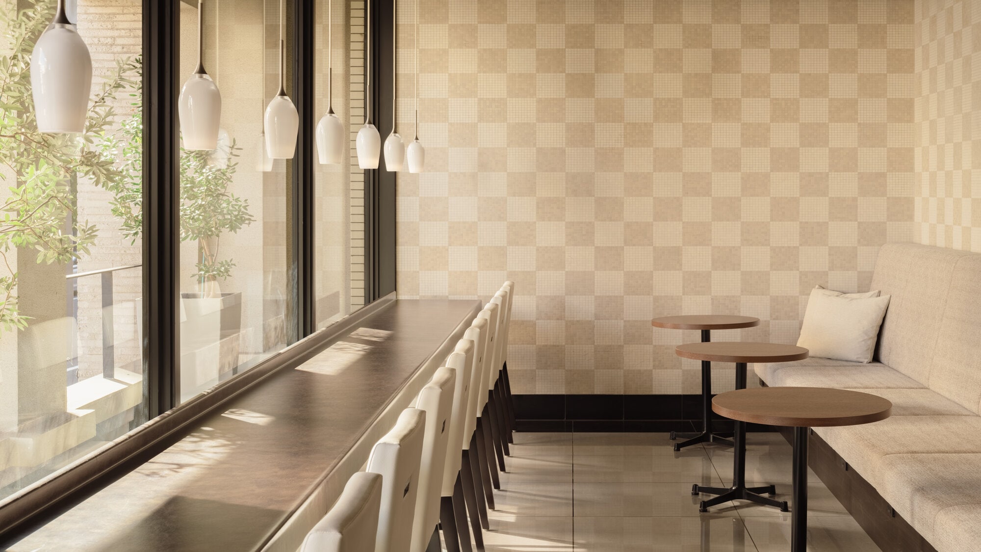 [Lounge] A light breakfast bread service is available in the lounge where the morning sun shines in.