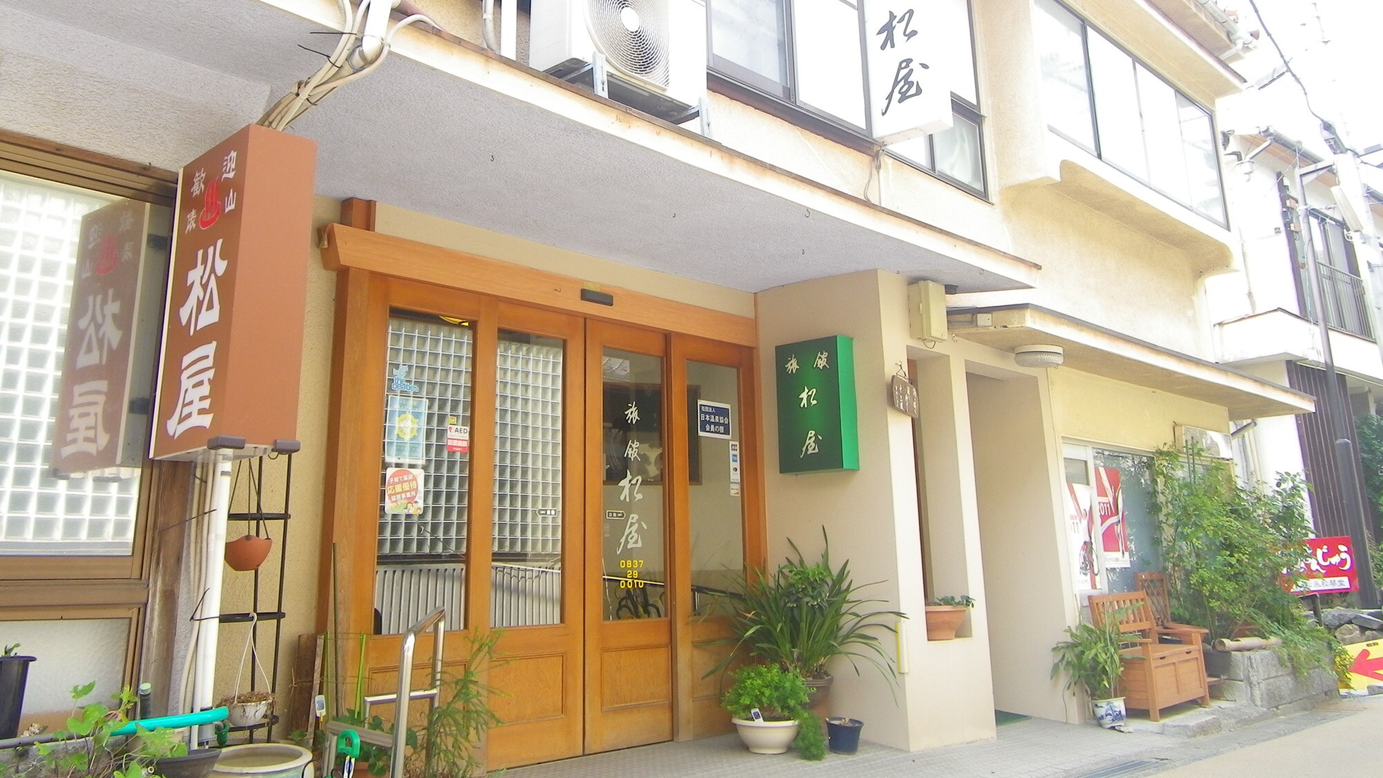 *Bên ngoài: Hoàn toàn không có rào cản, chúng tôi cũng cung cấp các phòng theo phong cách phương Tây thân thiện với những người gặp vấn đề về khả năng vận động.