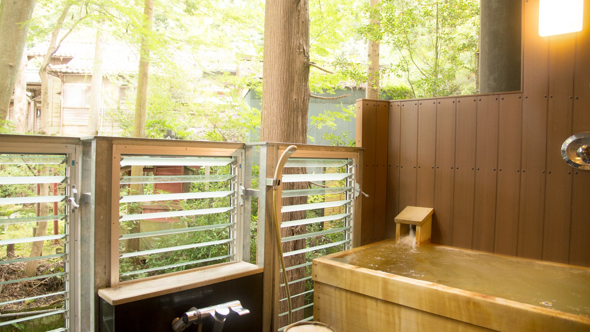 客房內設有檜木製成的源泉直供露天浴池（例）