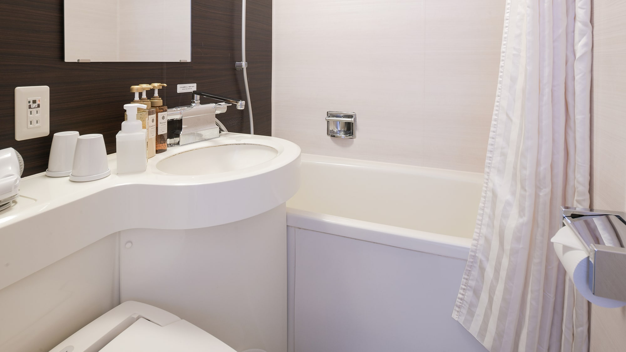 [Twin room unit bath] POLA amenities are available