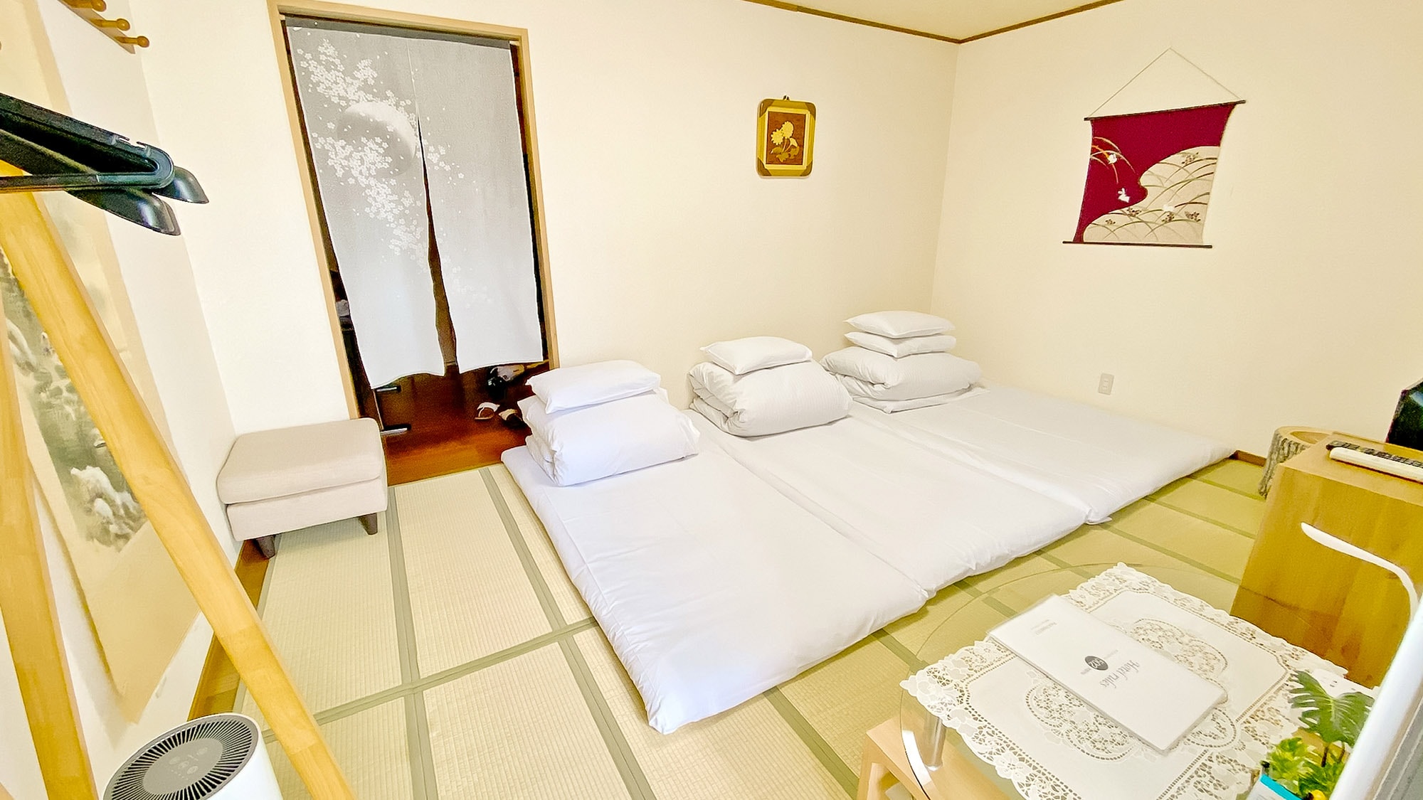 ・ [Japanese-style family room] A spacious Japanese-style room where you can relax and relax.