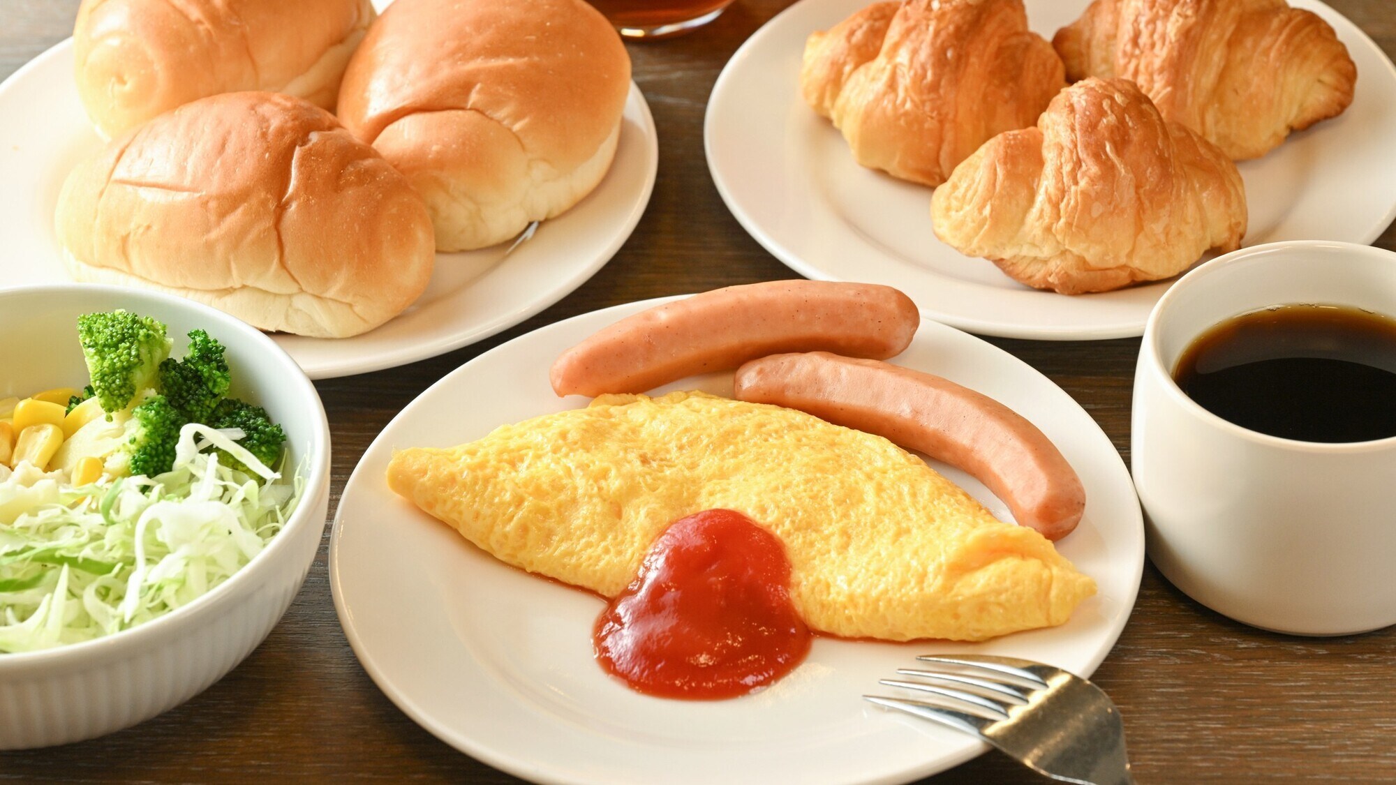 라이브 쿠킹으로 생긴 오믈렛은 각별! ! 빵과 함께 아침부터 양식을 즐겨주세요.