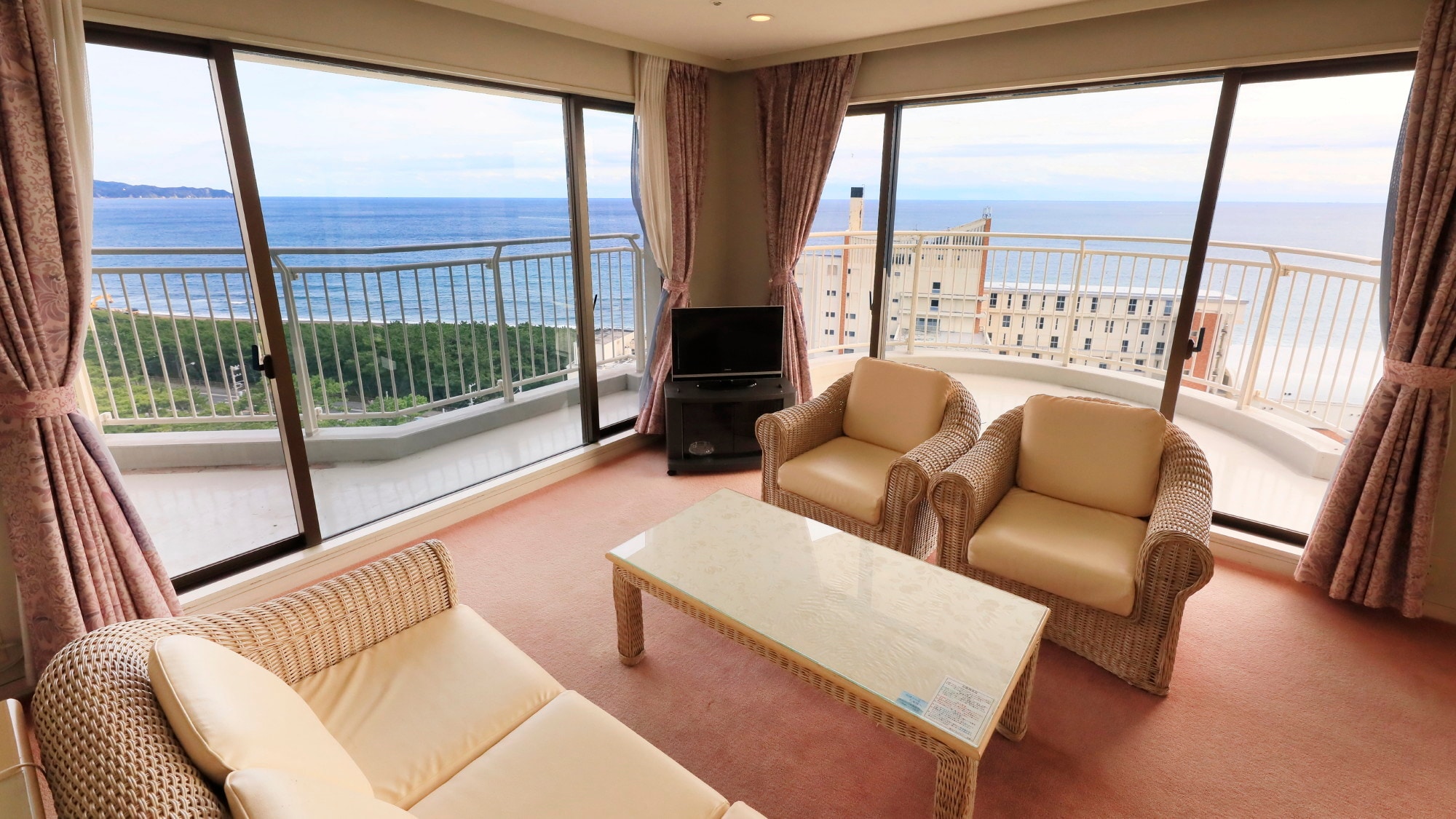 A Japanese-Western style room where you can enjoy the ocean resort atmosphere *One example