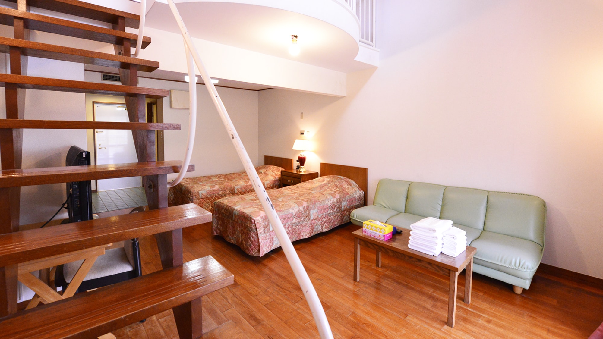 *Maisonette A (example of a guest room)/When you go up to the loft, sunlight pours in through the triangular roof window.
