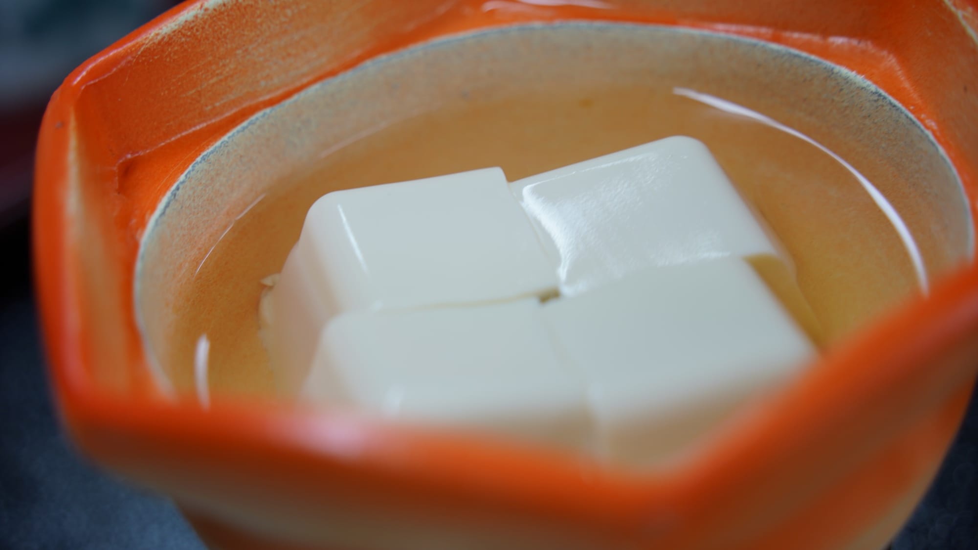 請品嚐我們產自大山冰冷水域的著名豆腐。