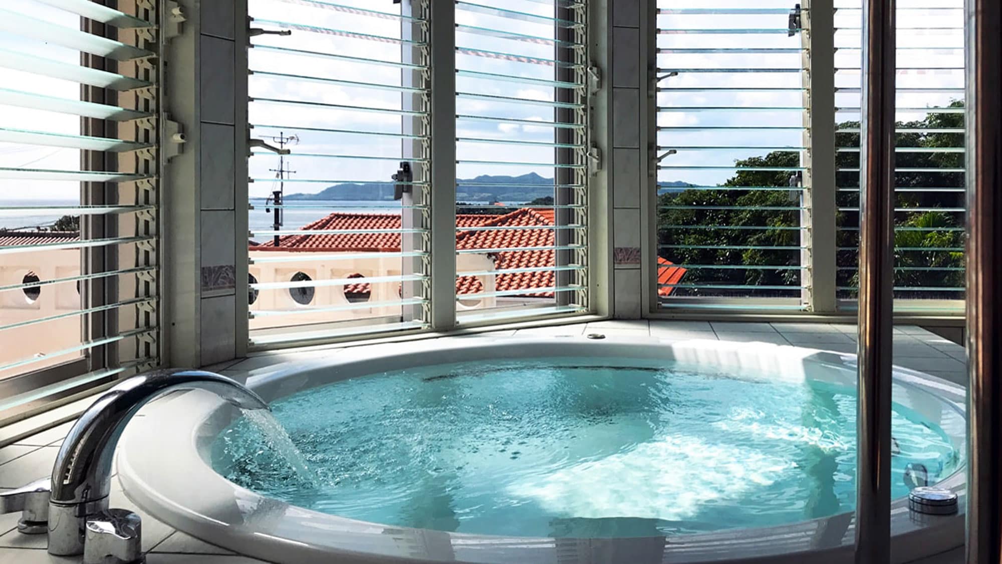 Shishimori [Bathroom] Enjoy a special time soaking up the outdoor air and sunlight in an ocean view space.