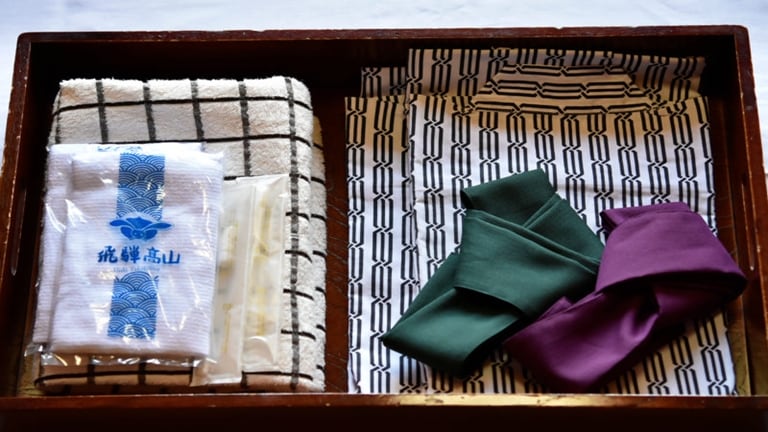 Yukata, handuk tangan, handuk mandi, sikat gigi