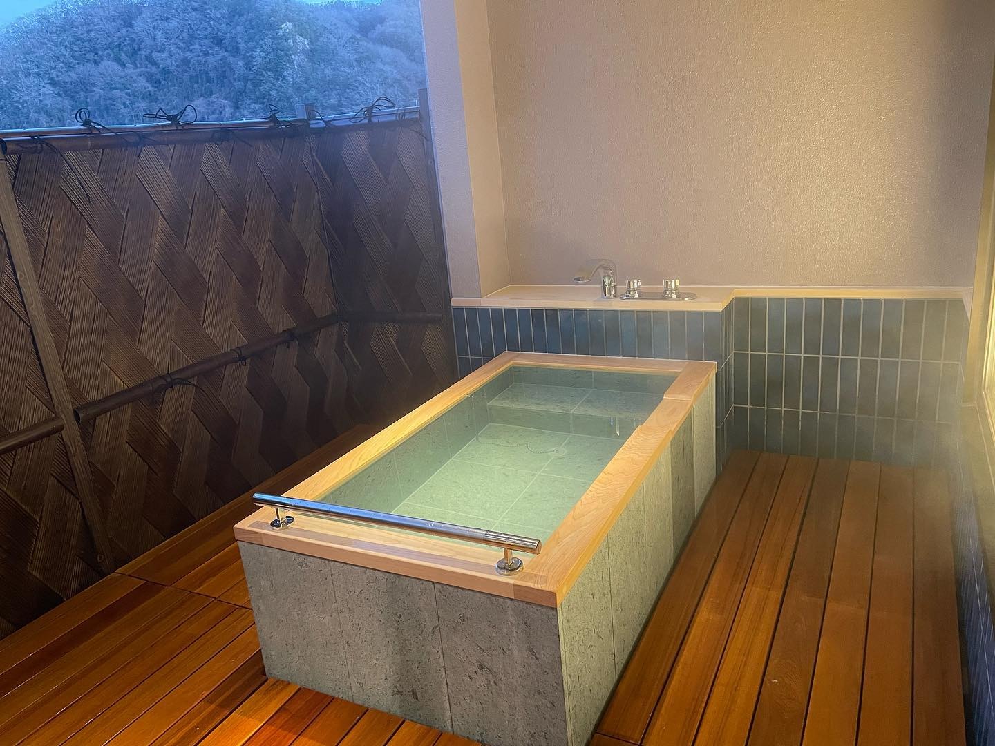 Semi-suite with open-air bath