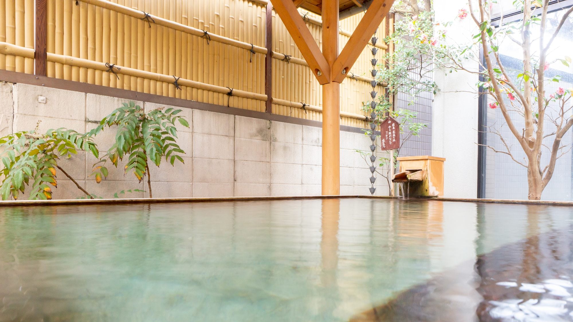 [Open-air bath] Kamisuwa Onsen is a weak alkaline simple spring with abundant hot water.