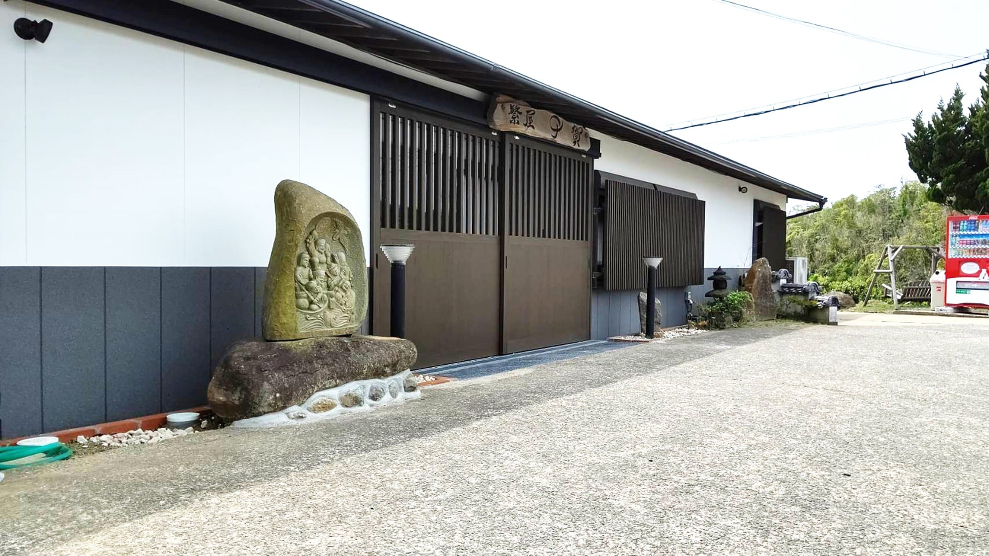 [Exterior] Our hotel is surrounded by the sea. Please enter while listening to the sound of the waves.