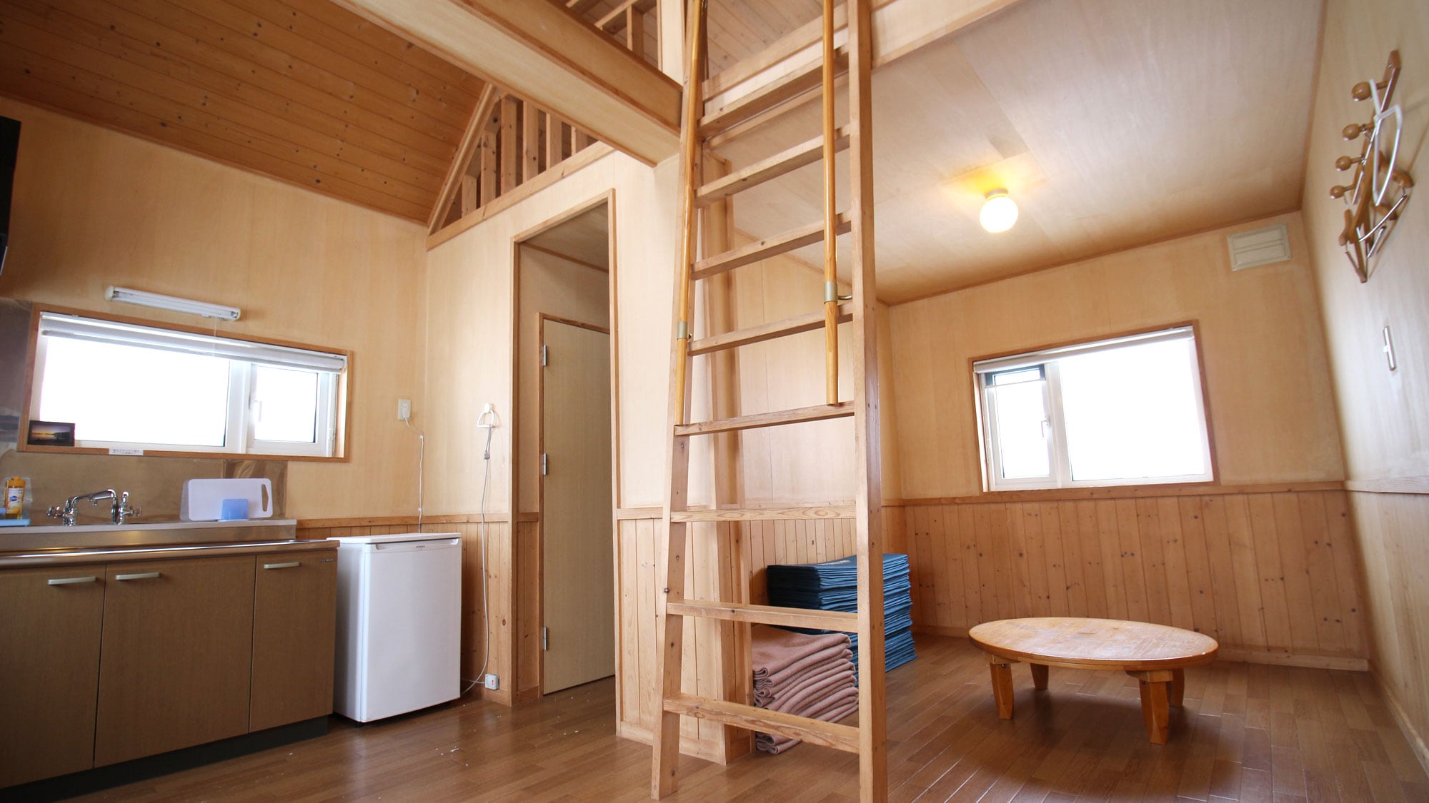*[Kamar] Kamar-kamarnya berupa kabin kayu bergaya loteng. Dirancang agar luas dan mudah digunakan.