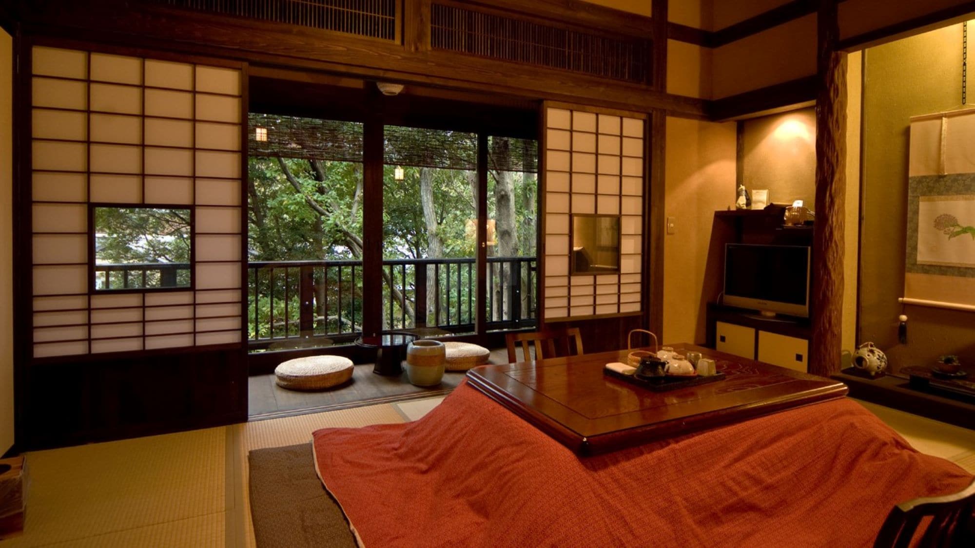 [Anatake Takebue] A warm ``kotatsu'' is available only during the winter season.