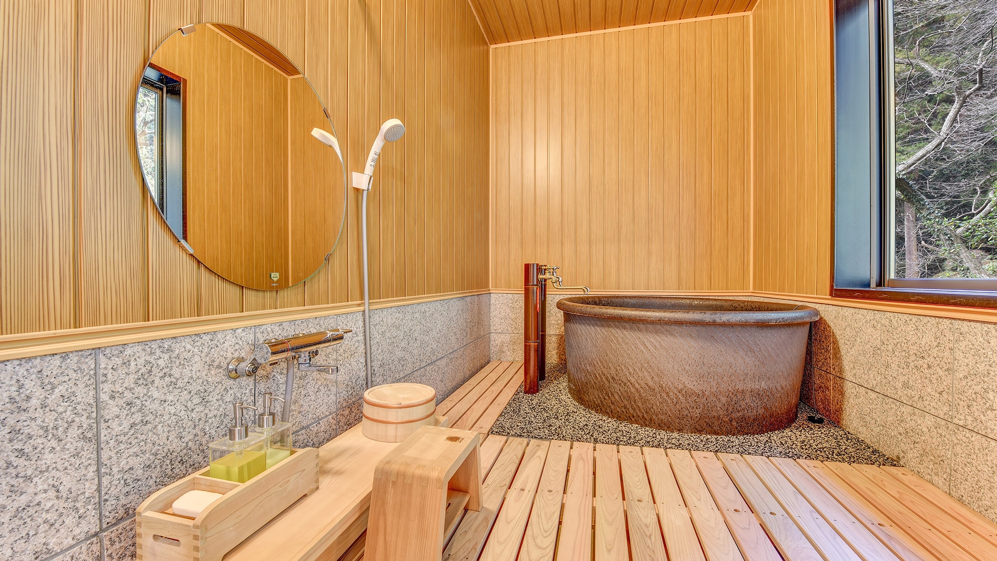 *[Japanese-Western room 13 tatami mats (with toilet and hot spring bath)] Hot springs are available♪