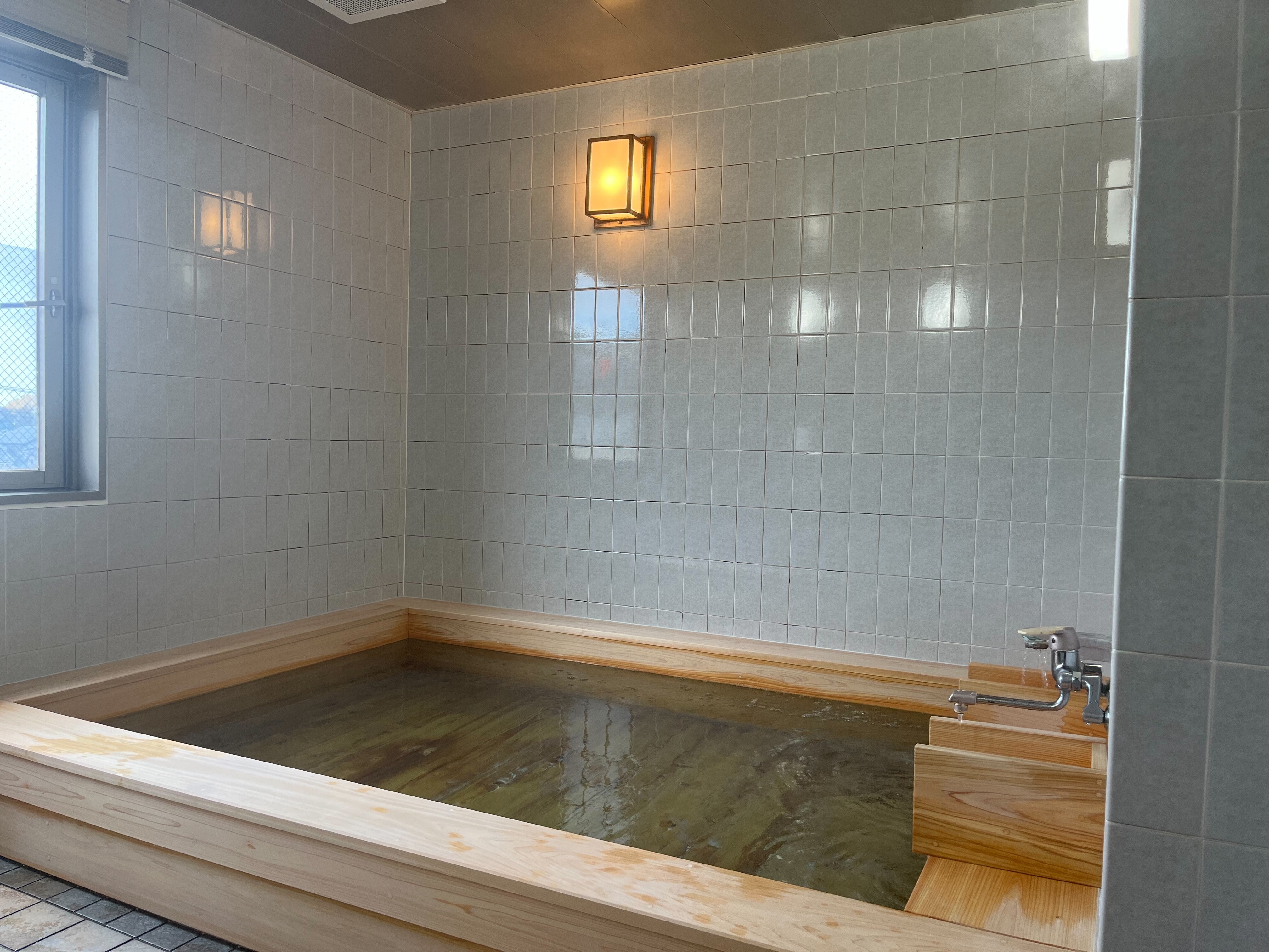 Bồn tắm Akita Meisen Hinoki sử dụng quặng Tamagawa