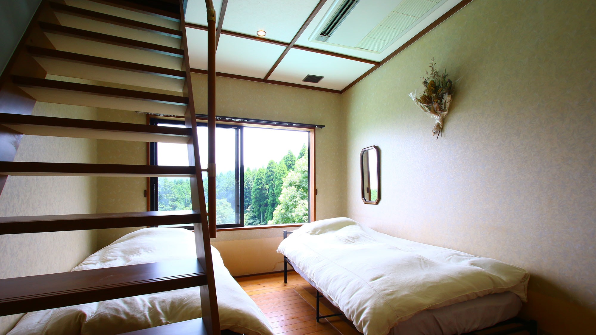 带阁楼的客房，从窗户可欣赏山景