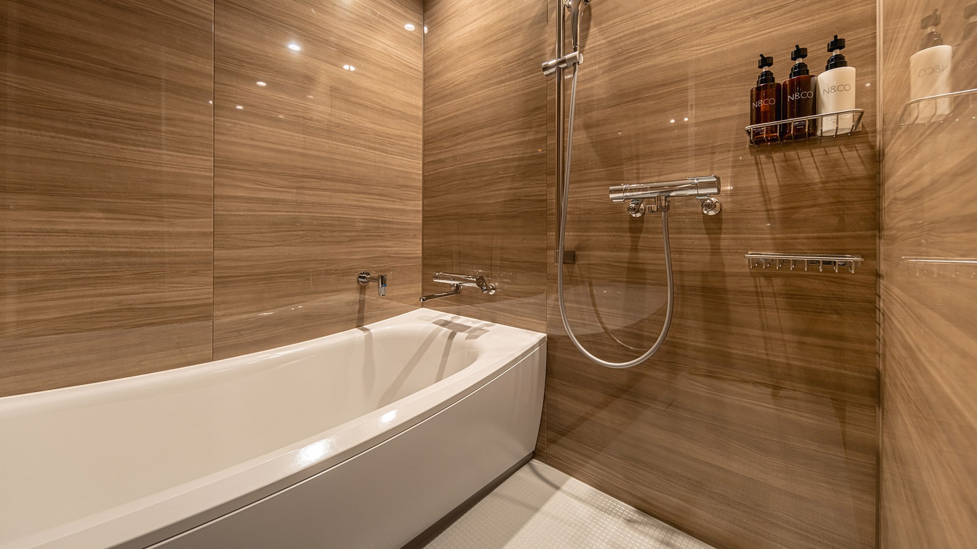 Premier twin room with sauna | The bathroom with washing area is equipped with a chiller.