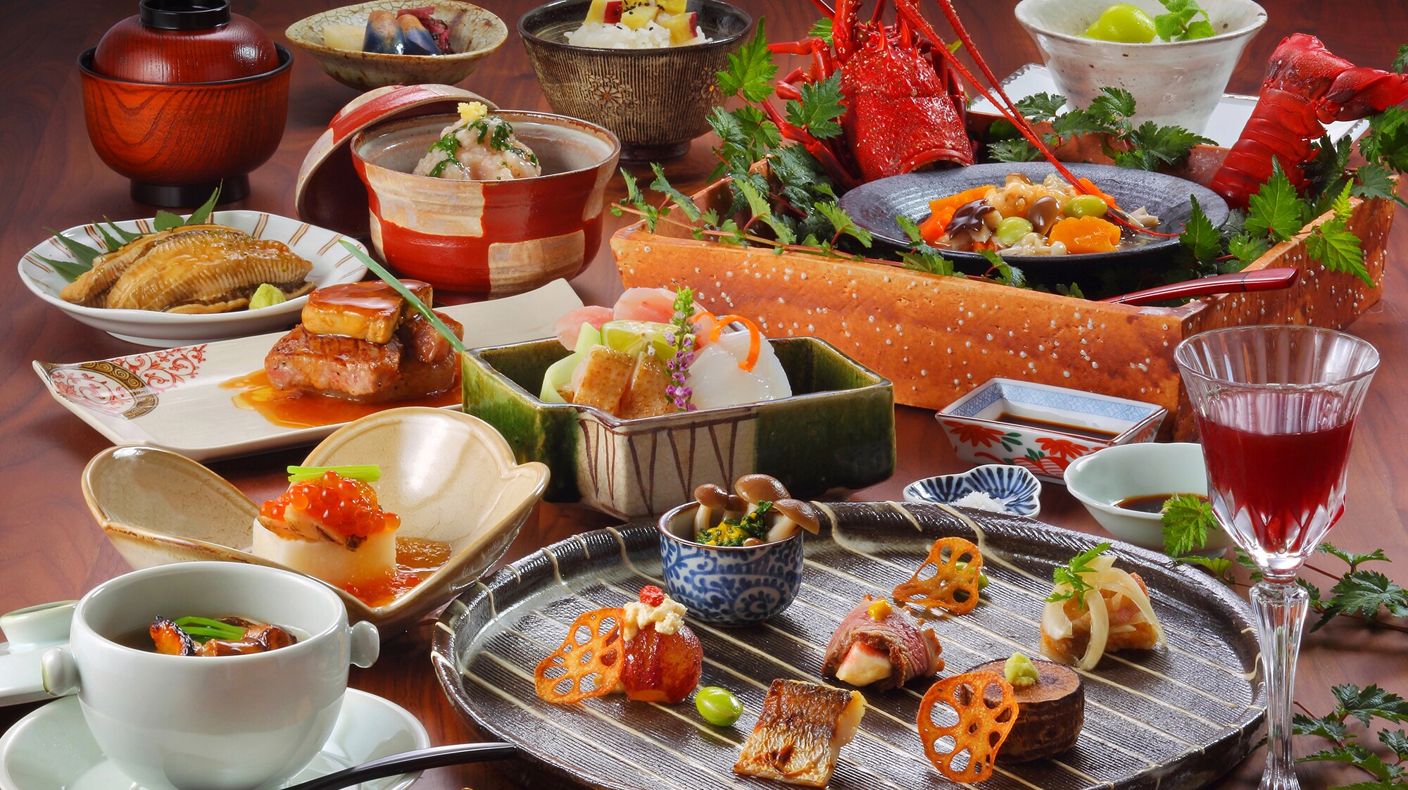 We offer "New Kaiseki Cuisine" that is timeless while still respecting the classics. We use an abundance of seasonal Izu produce.