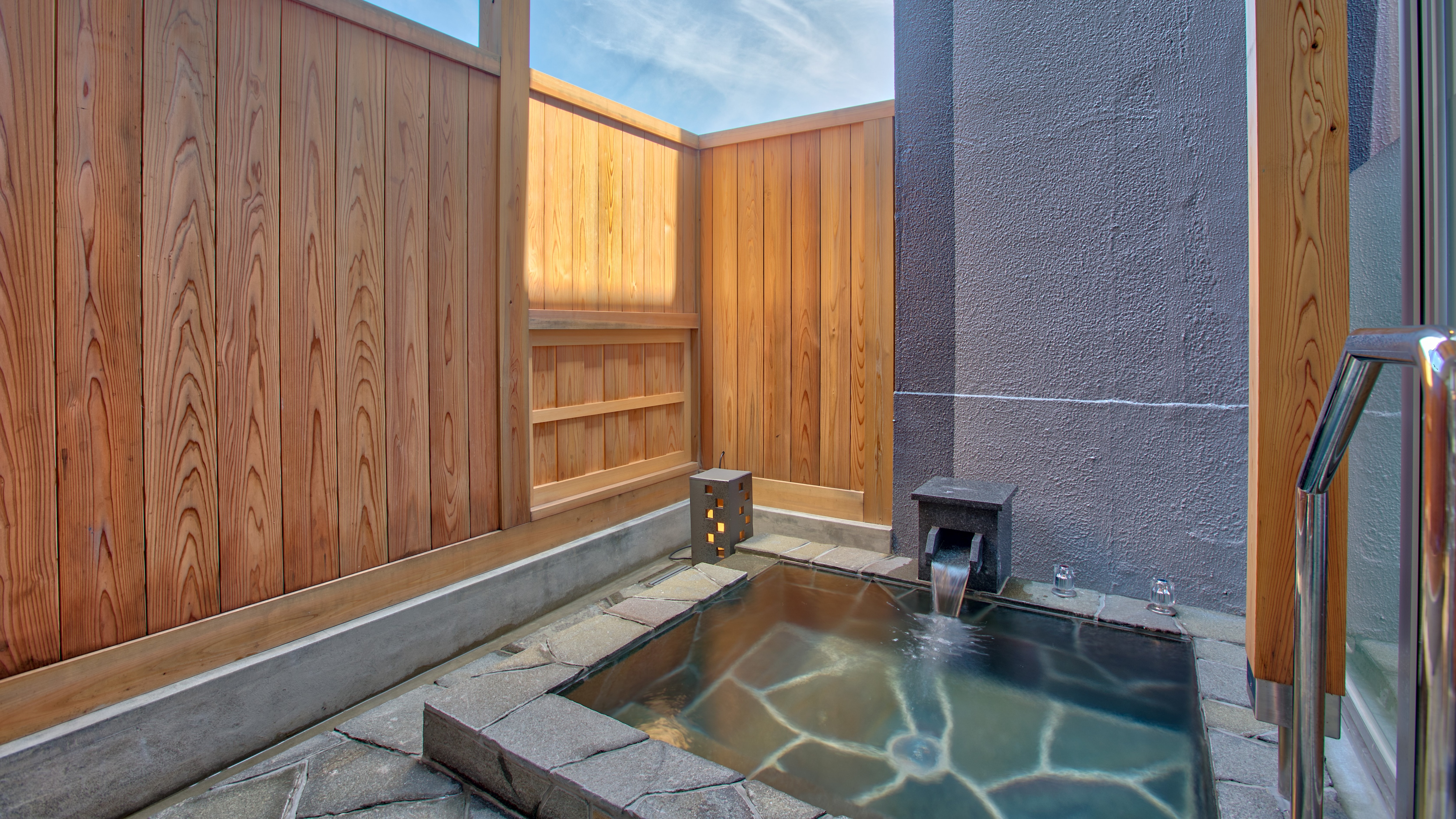 [An example of an open-air bath in a guest room] A rock bath with few steps and a tranquil atmosphere!