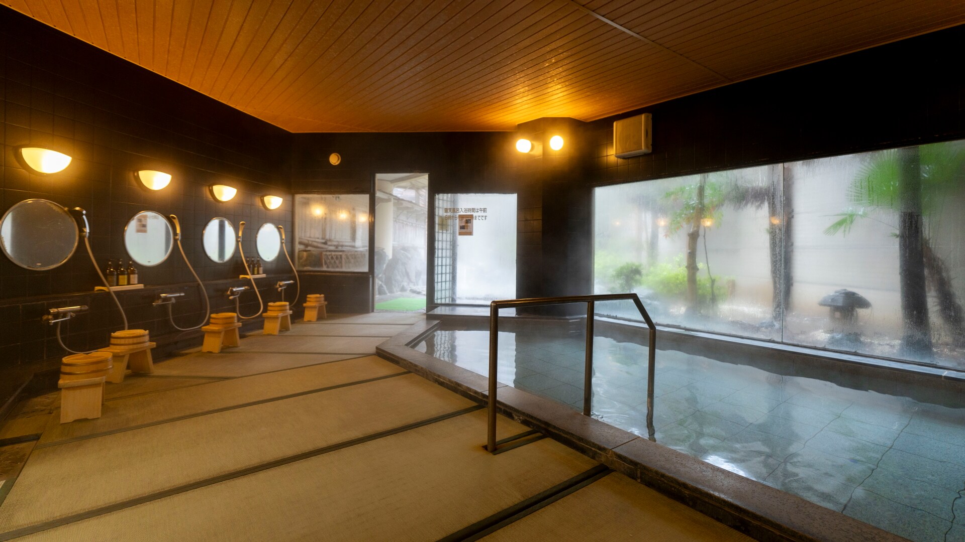 Popular for its non-slip surface♪ Large indoor bath