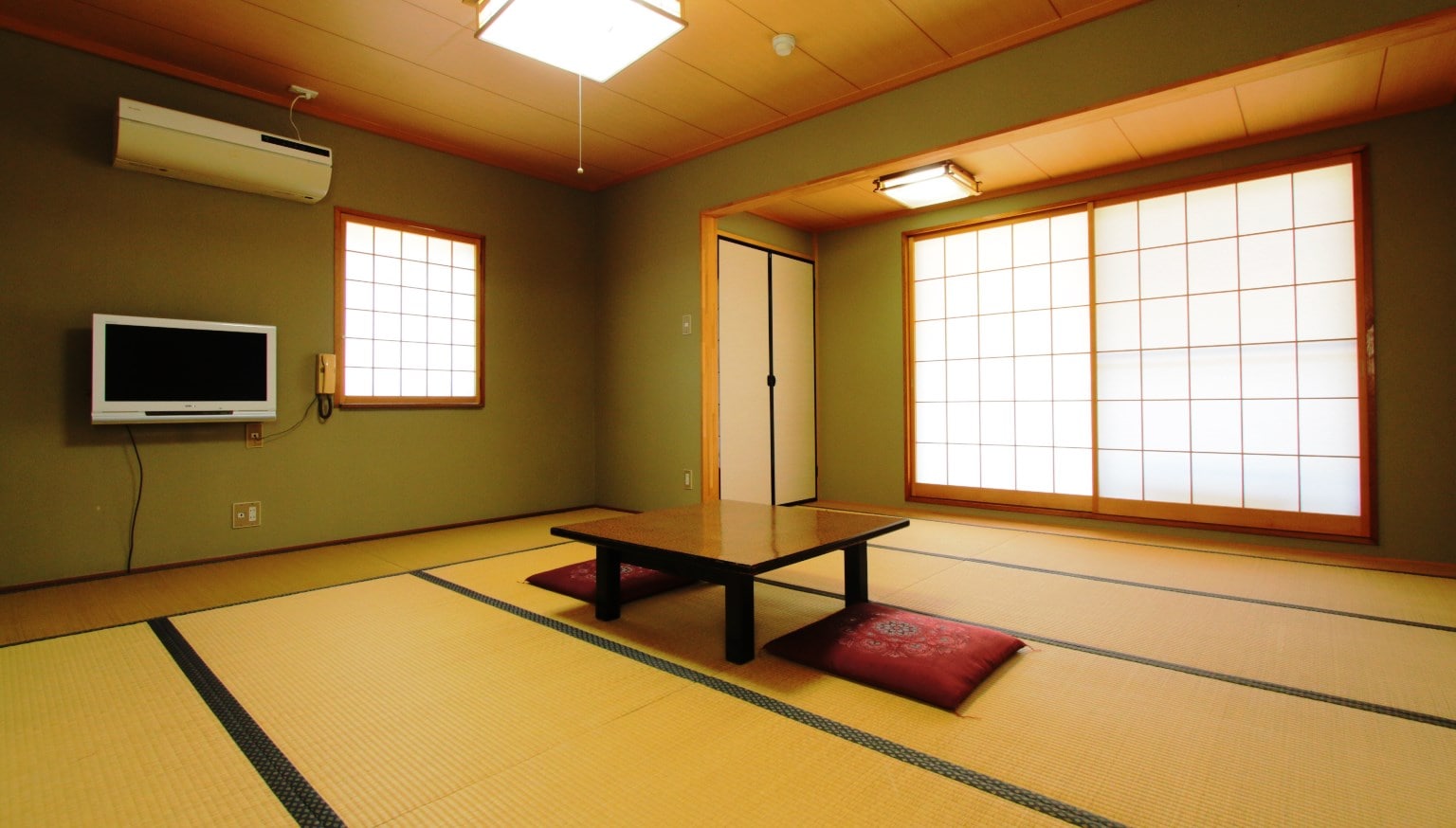 <Room details> *Depending on the number of people, the hotel will assign a room of your choice.