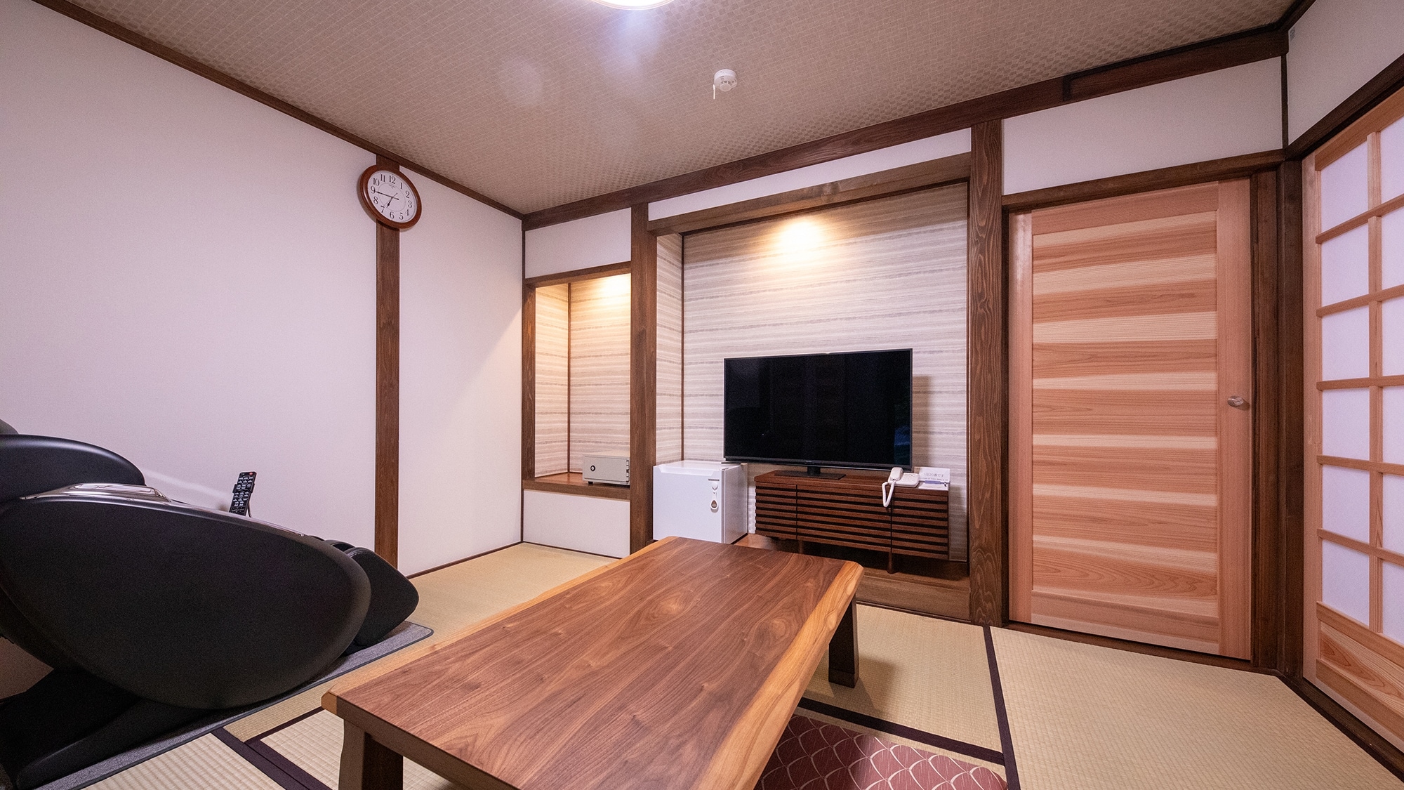 [Ayame] Main building 1st floor_Japanese-style room 6 tatami mats + Western-style room 4.5 tatami mats Enjoy a special relaxation in a Japanese space