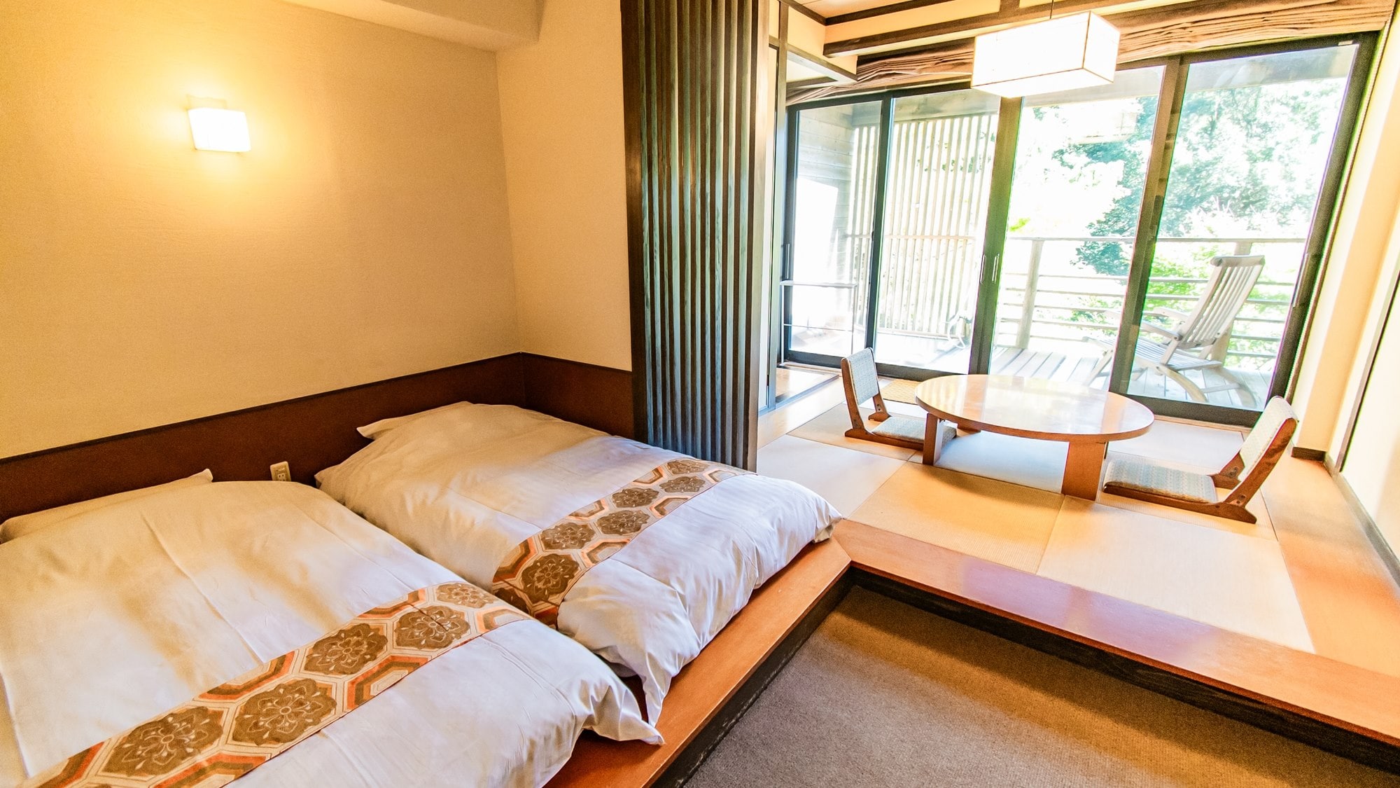 [Guest room with reclining bath (Japanese-Western style room)] A Japanese-Western style room with a low bed on a raised platform.