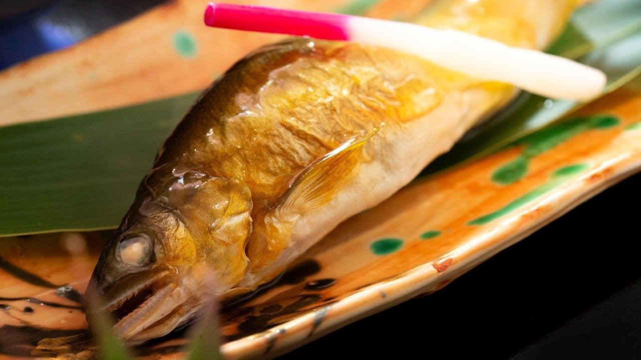 Fragrant grilled salted sweetfish