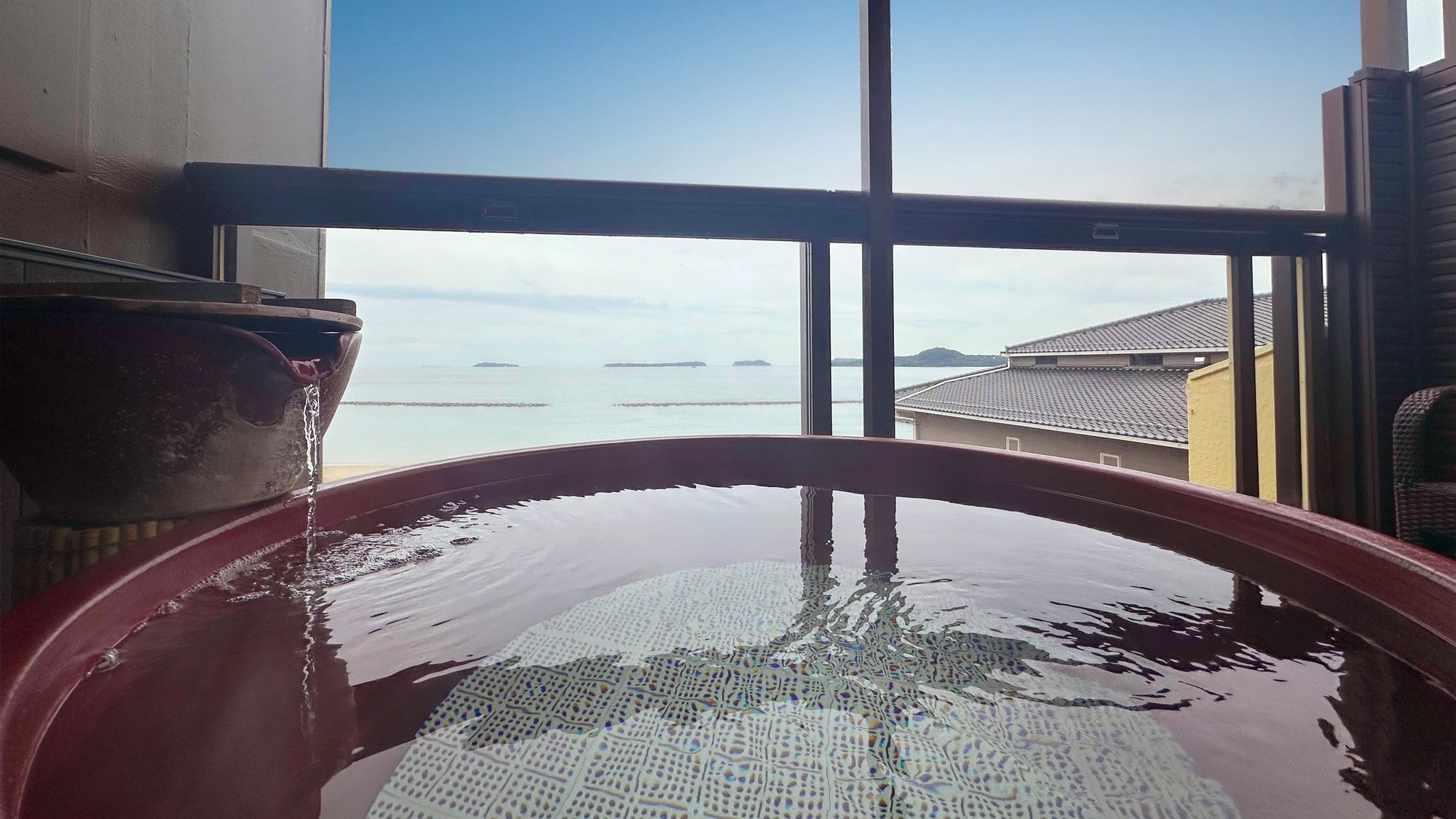 ■Open-air bath in guest room/hot spring [Tsubaki]■Enjoy a moment of relaxation with the gentle sounds of the waves and the sea breeze (image)