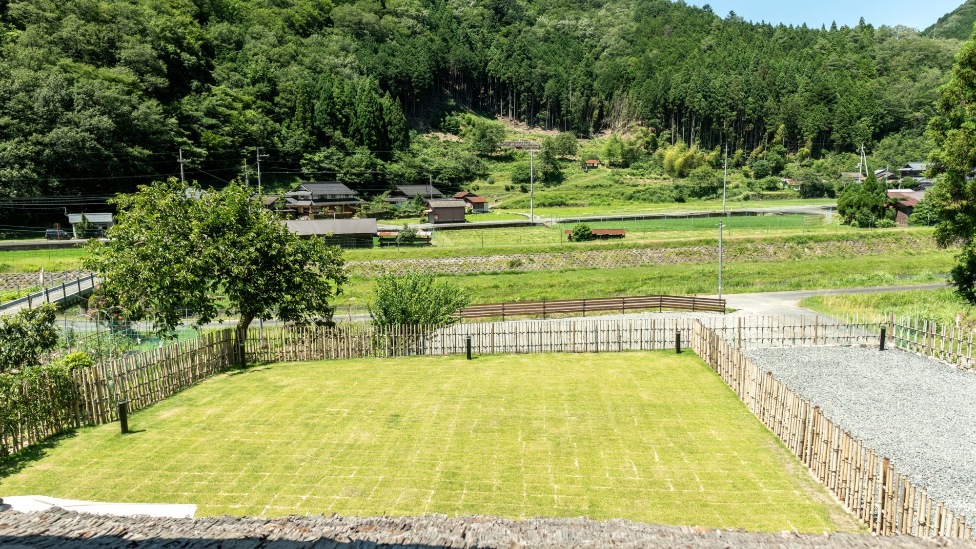 [Torch] A private dog run. Both dogs and owners can refresh themselves in the great outdoors.