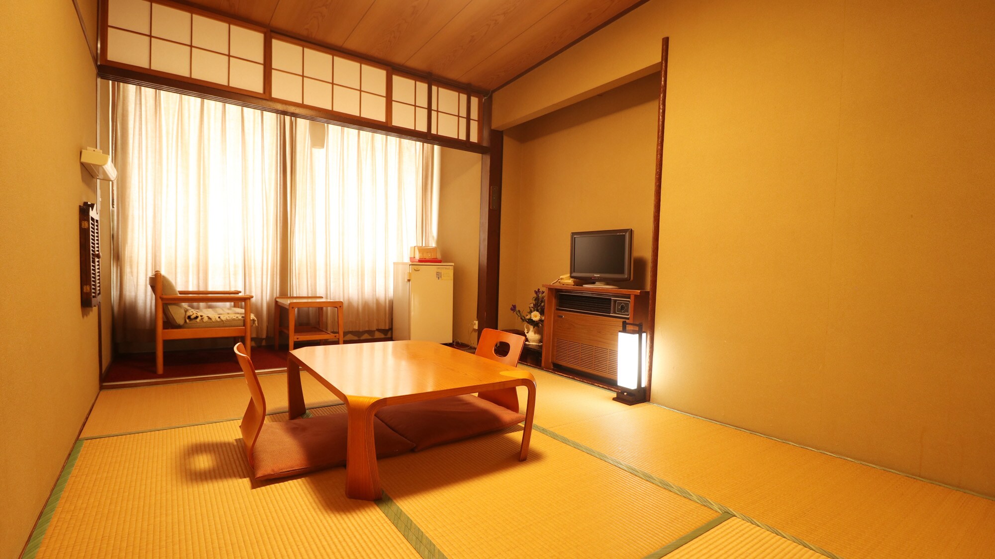 #Japanese-style room, 6 tatami mats, for 1 to 3 people.