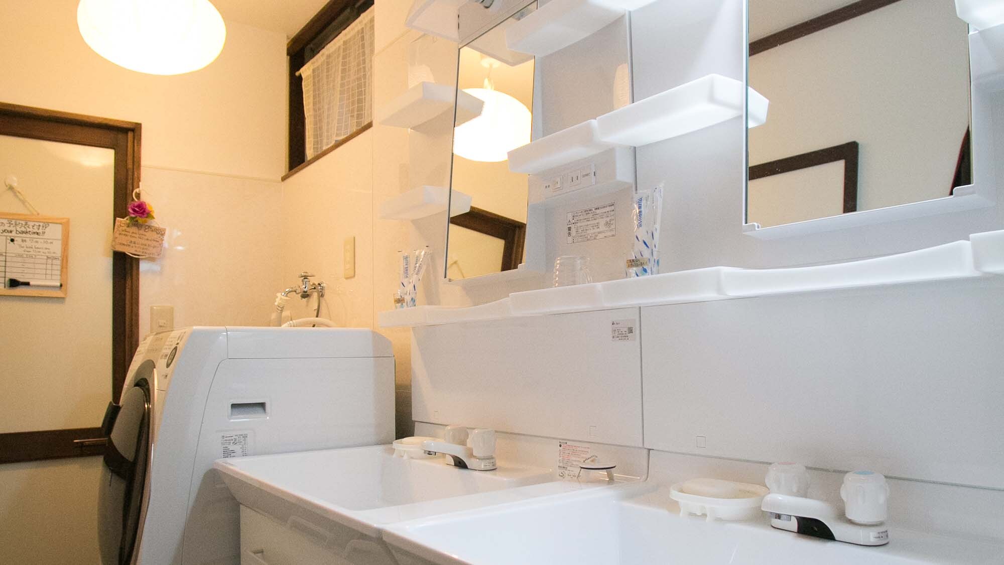 ・ There is also a washing machine with a drying function that is nice for long-term stays in the washroom.