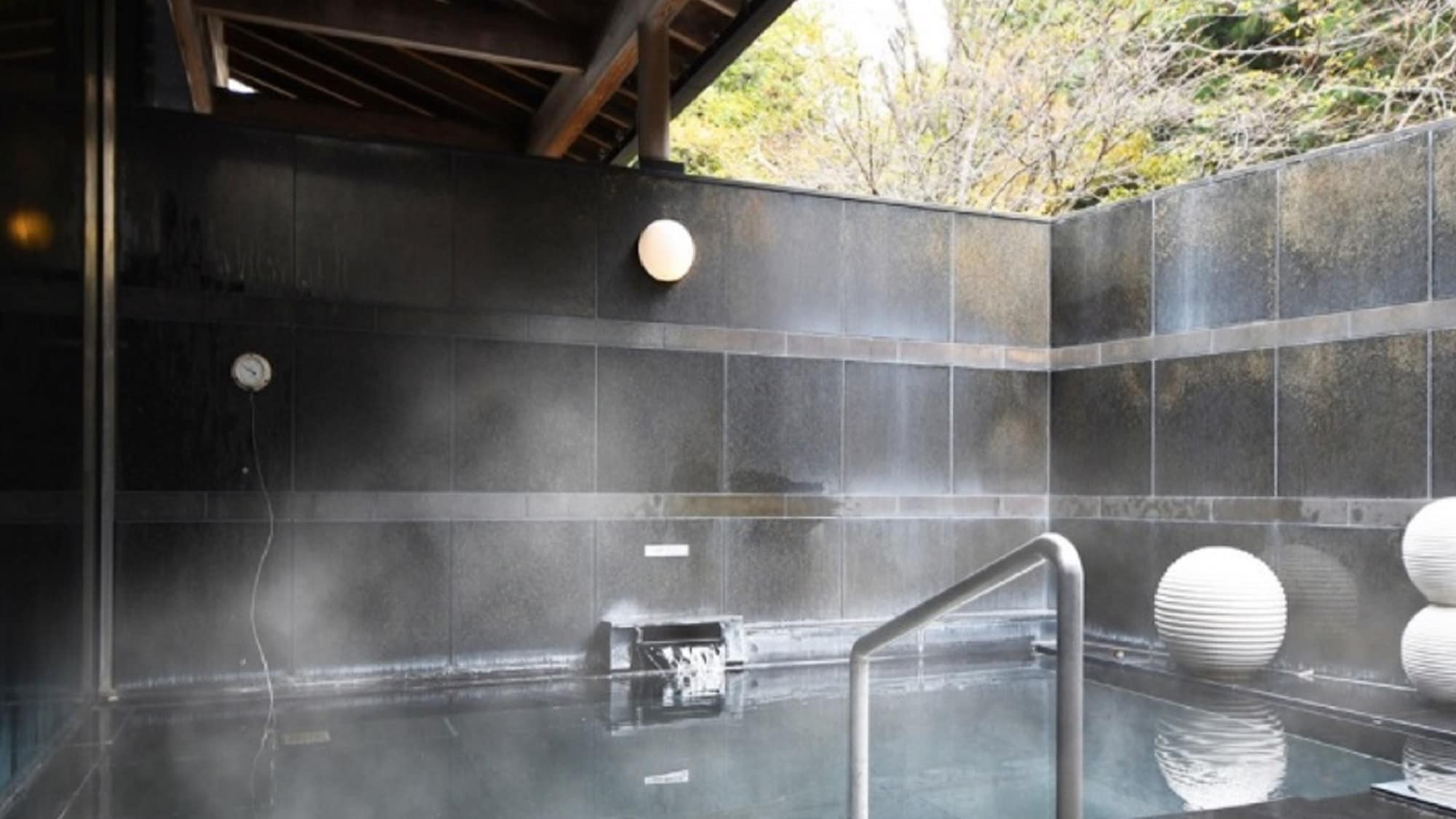 [Open-air bath] Men and women alternate between baths in the evening and morning.