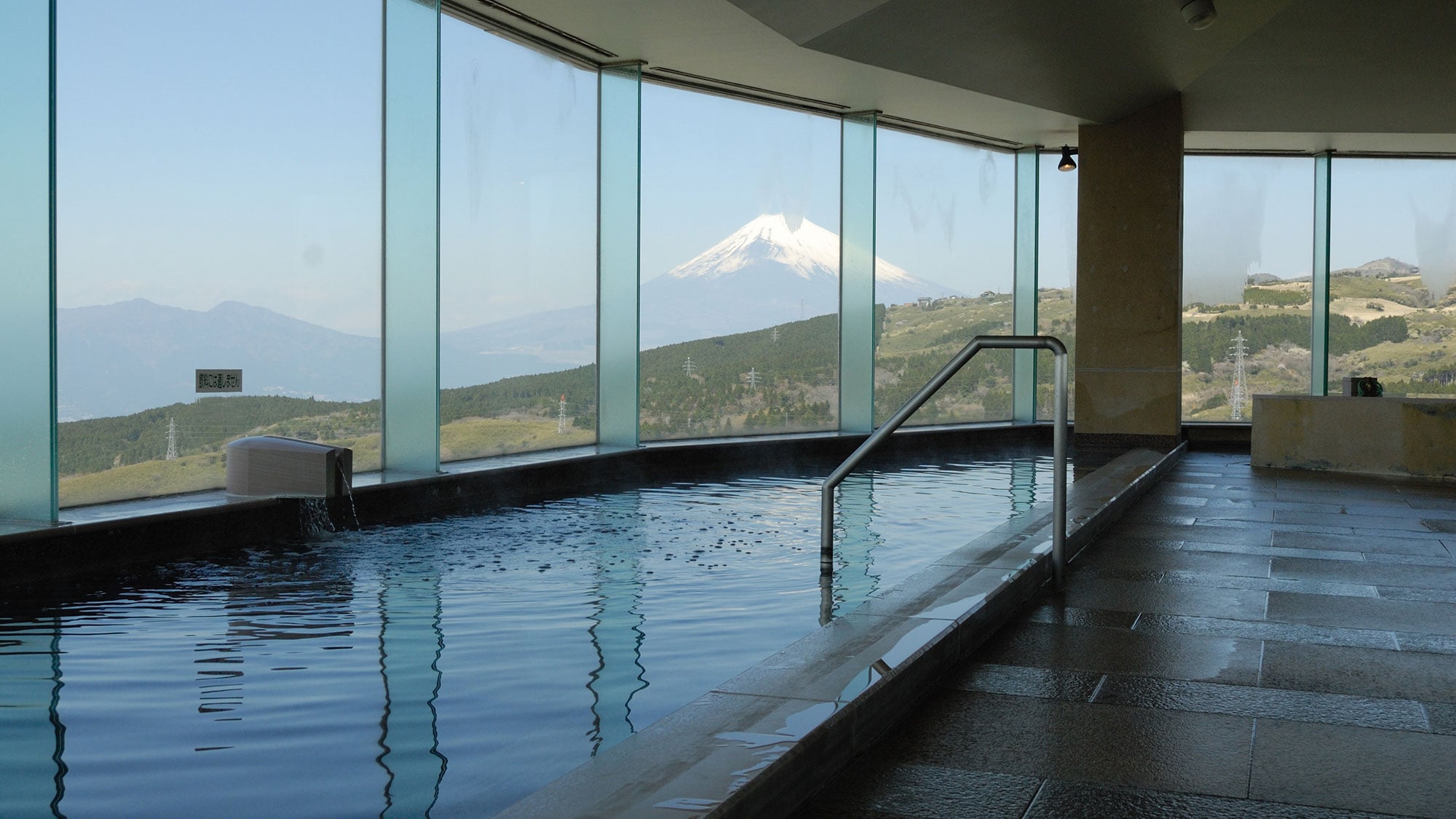 ■ Large communal bath overlooking Mt. Fuji
