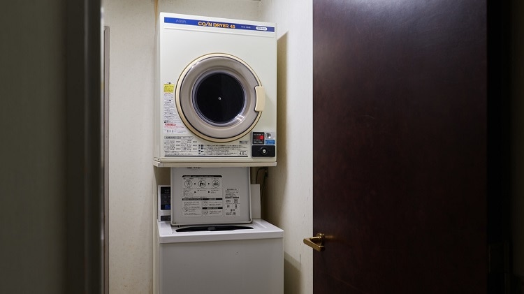 Coin laundry