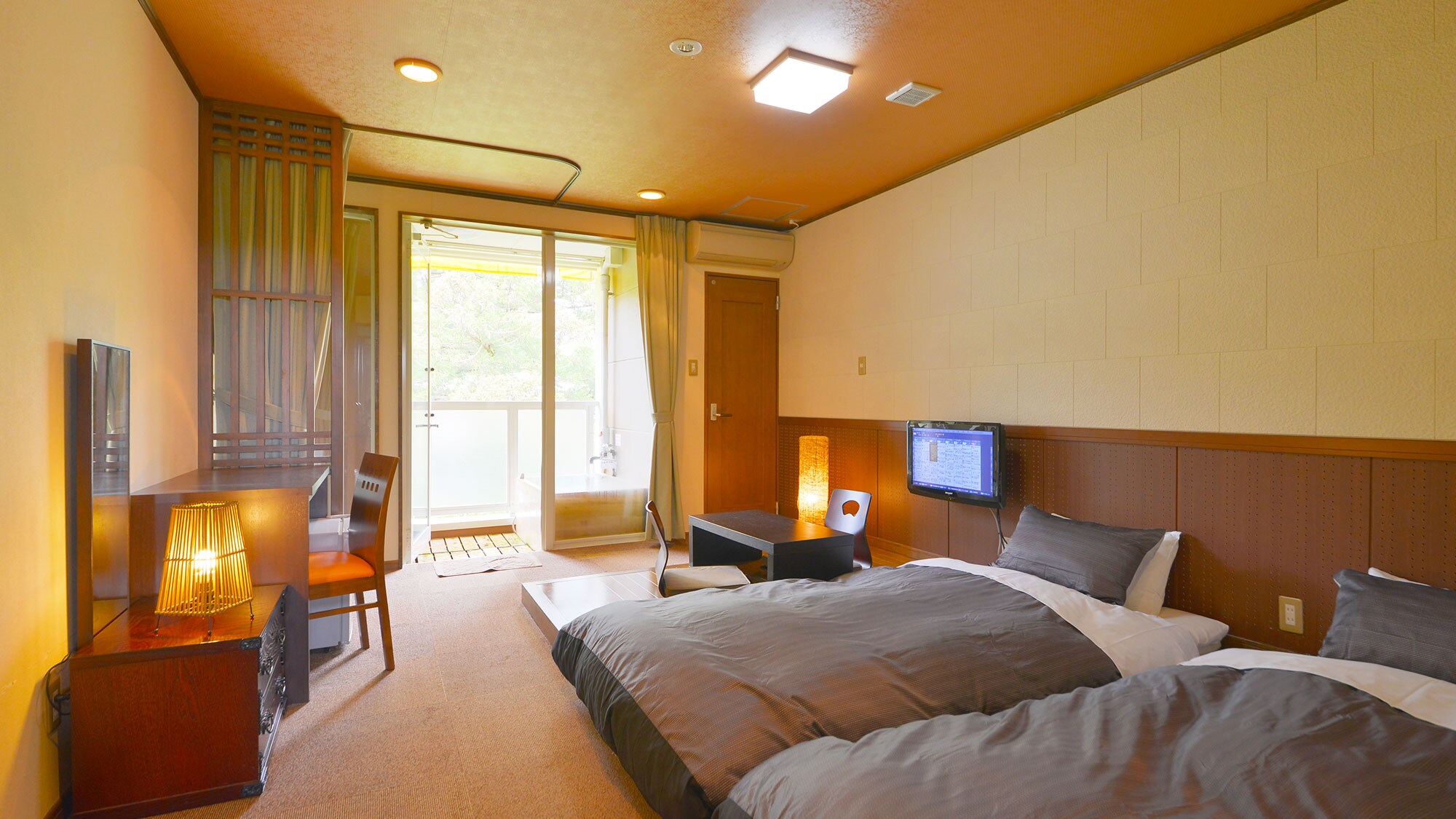 [ห้องทวินสไตล์ญี่ปุ่น] มีฟูกนอนเดี่ยว 2 ตัวให้บริการ ระเบียงมีอ่างอาบน้ำกลางแจ้งพร้อมน้ำพุร้อนส่วนตัว