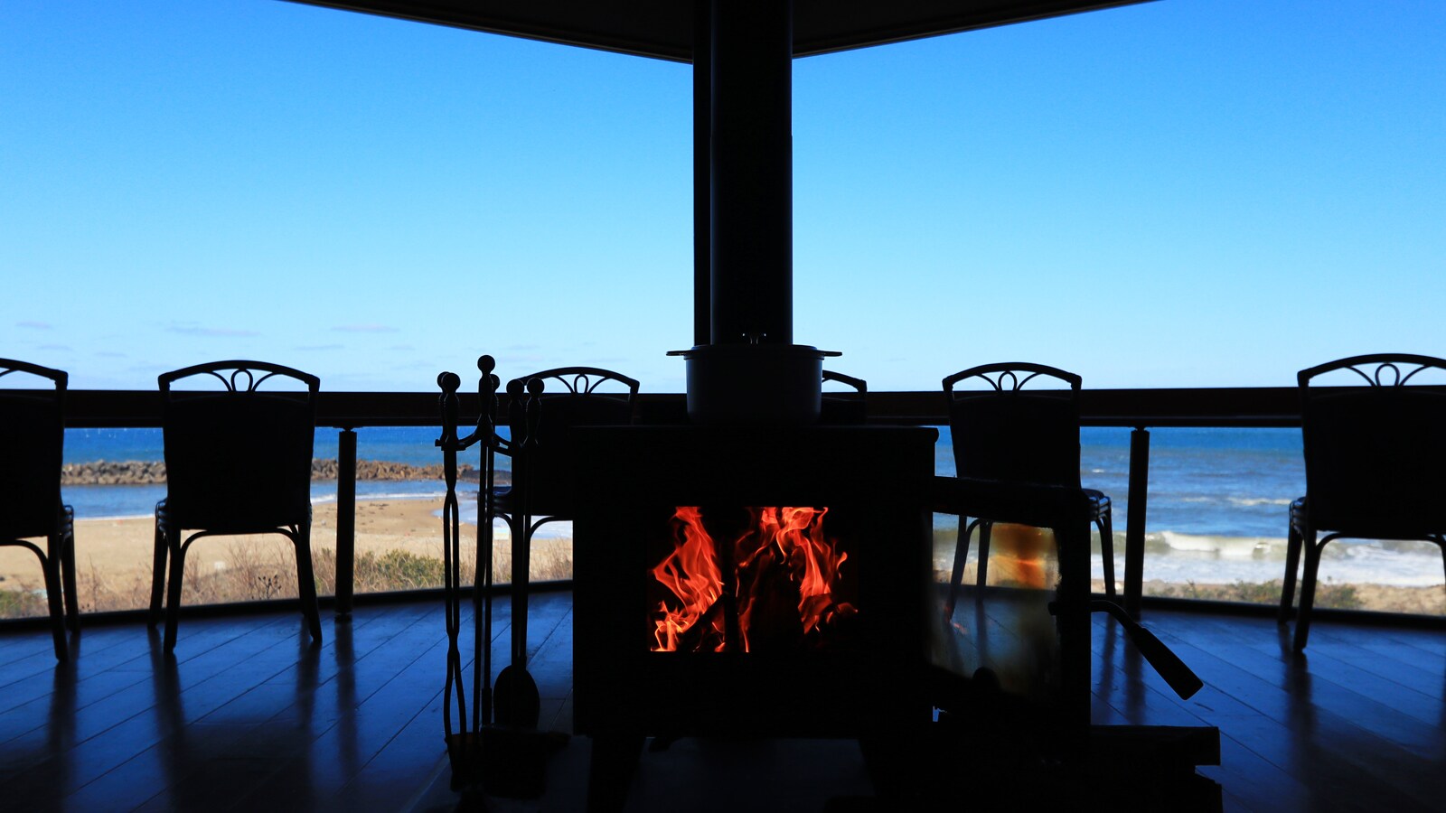 When you enter the building, you will be greeted by a spectacular view. This is a place where you can enjoy the leisurely flow of time and music.