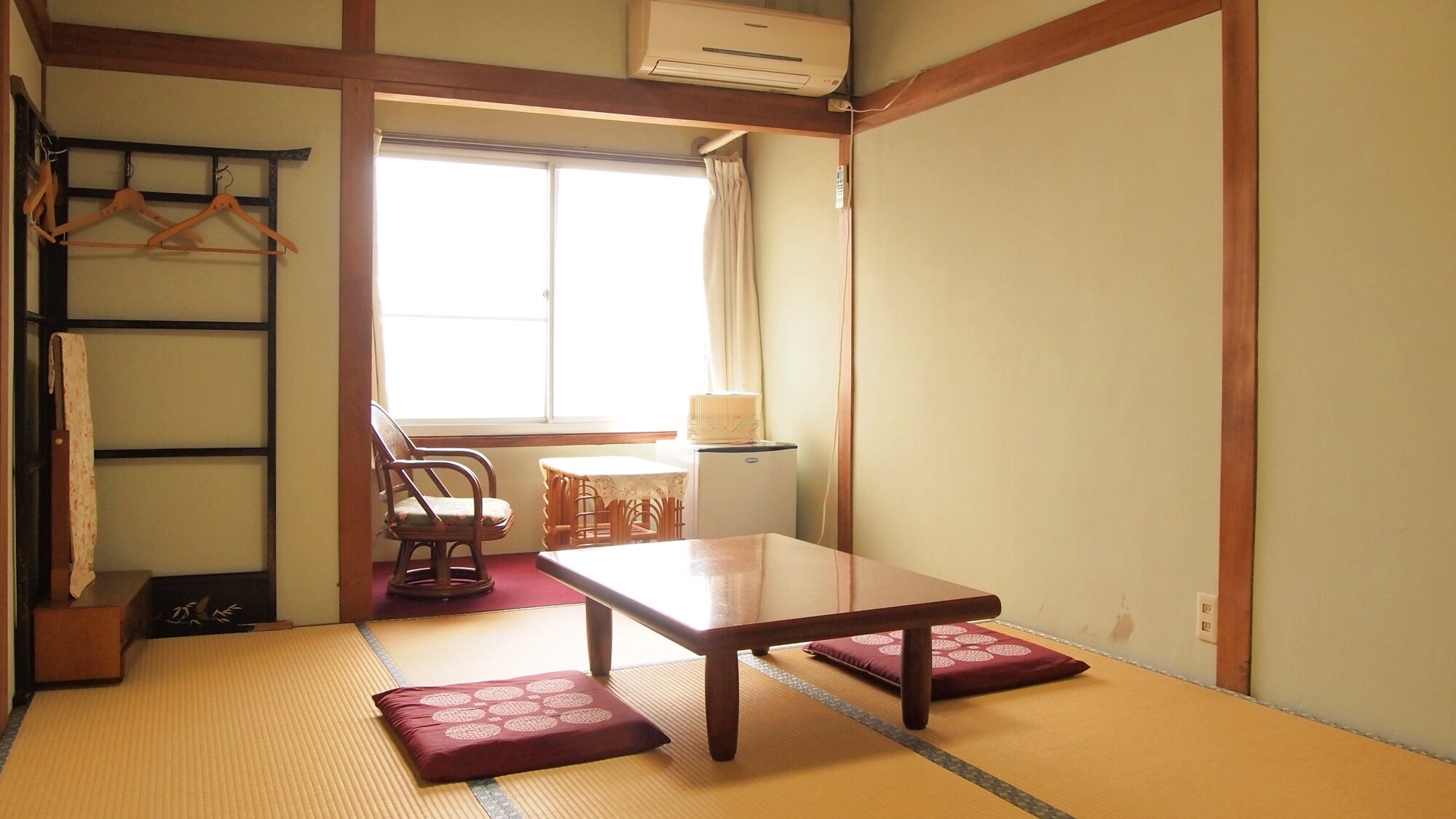 * [Japanese-style room 6 tatami mats] Please relax in the tatami room.