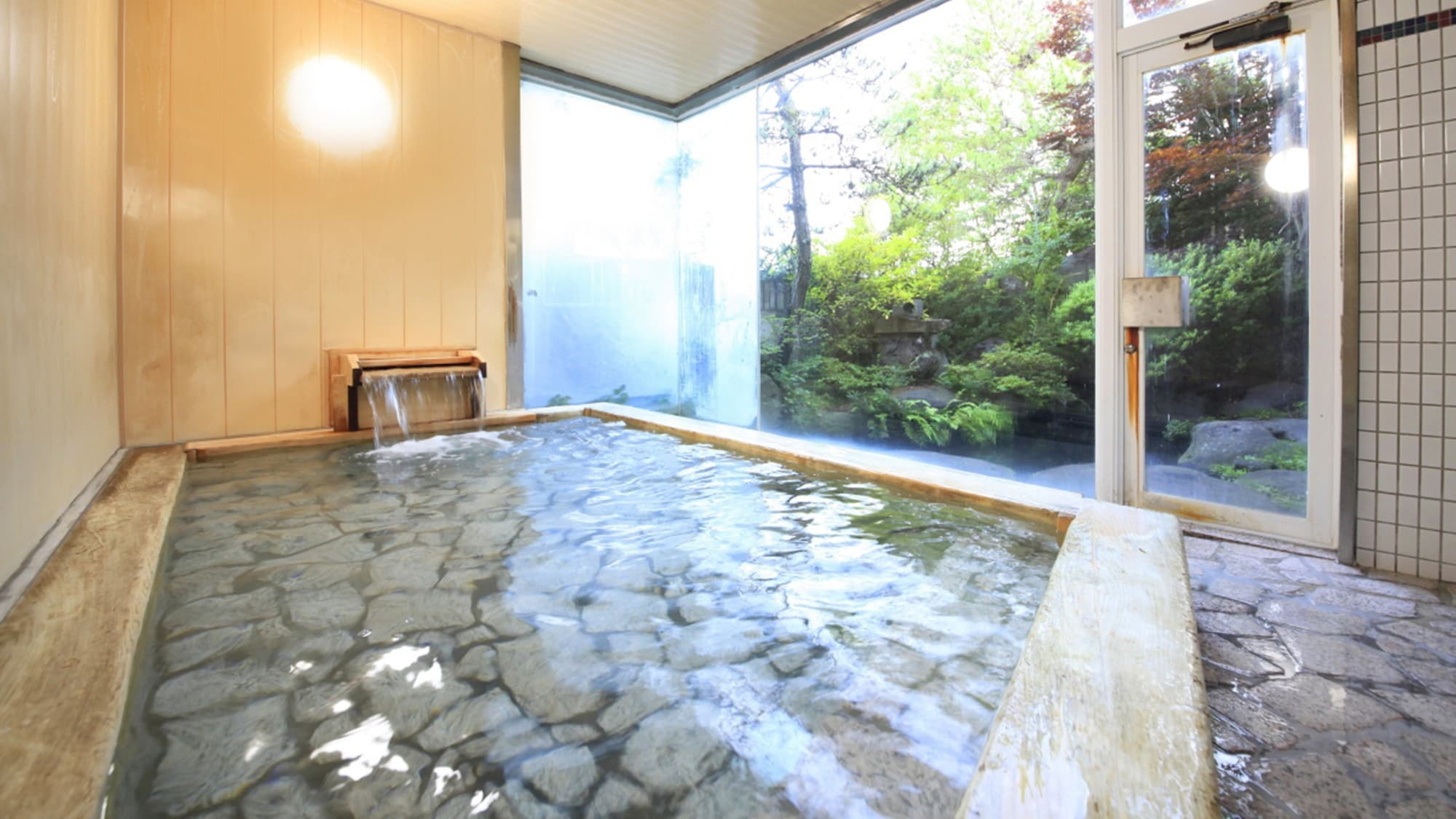 [Women's large bath] Of course, there is a cypress bath in the women's bath as well. Please enjoy the pleasant scent.