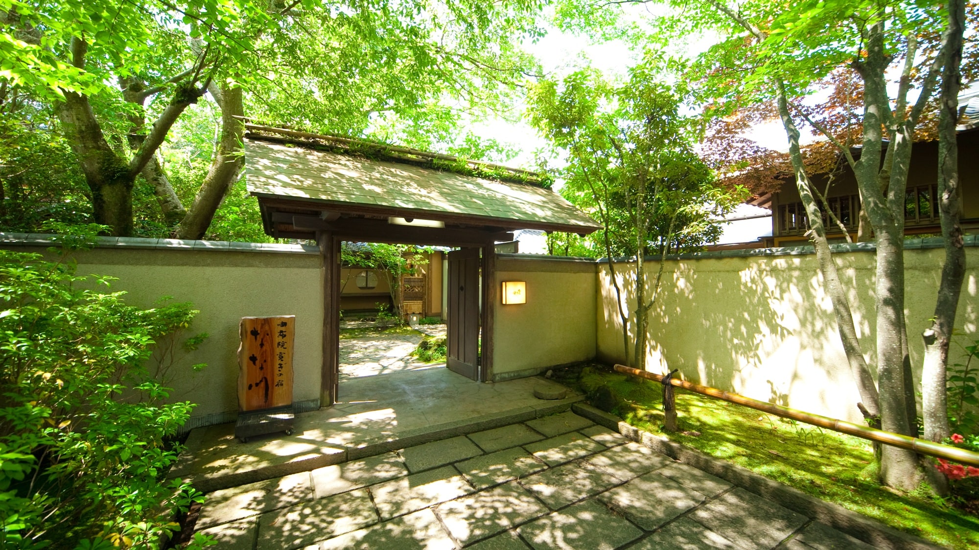 A hideaway-like entrance — A quiet space surrounded by greenery
